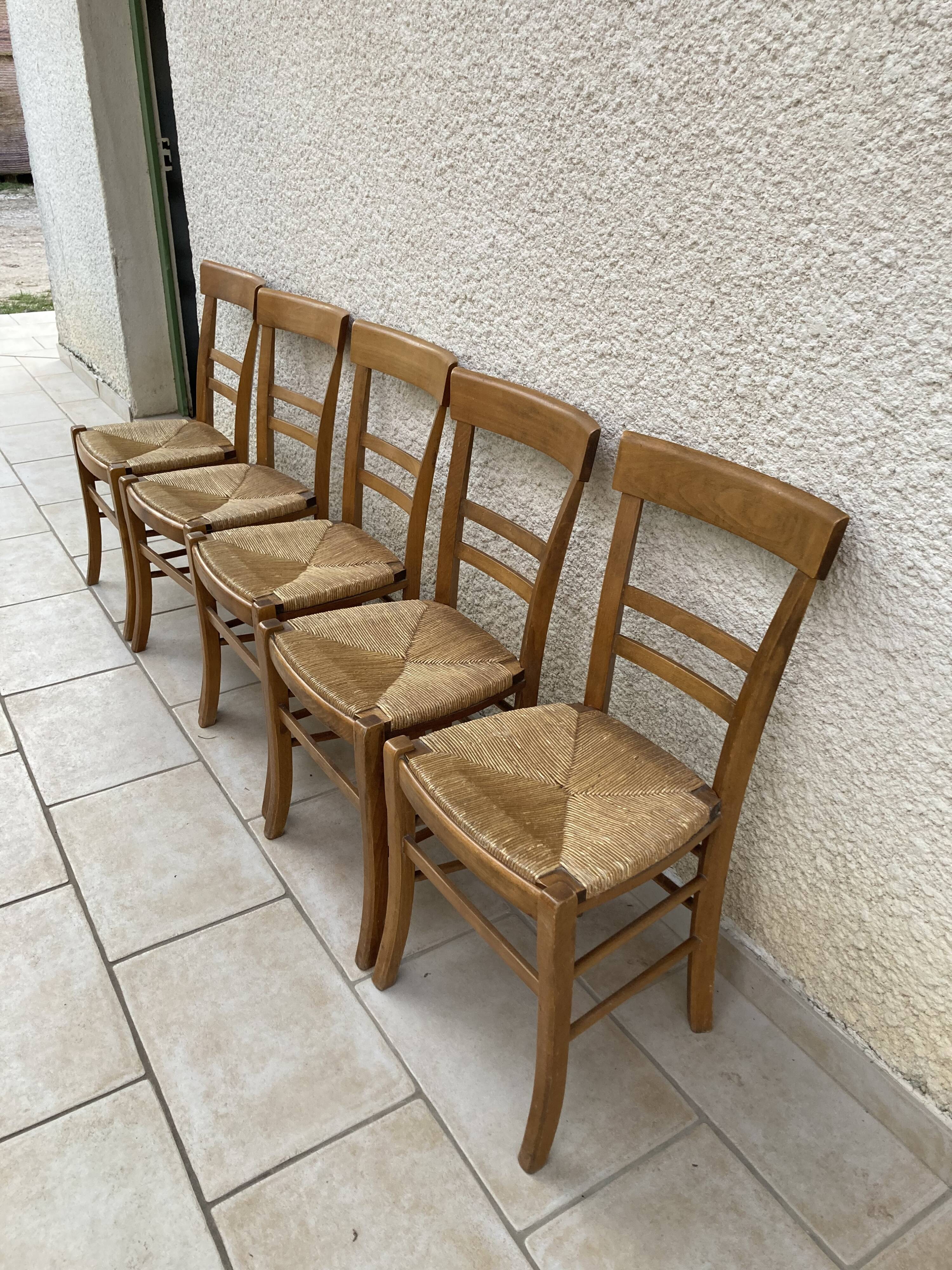 5 mulched chairs