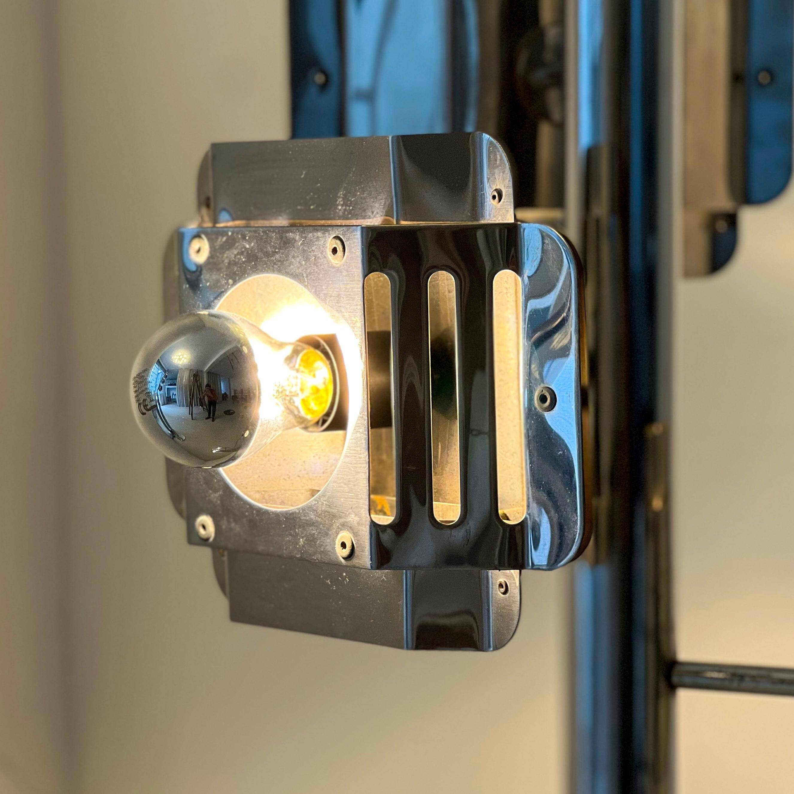 Lampadaire  en métal chromé, avec des abat-jours élaborés.
