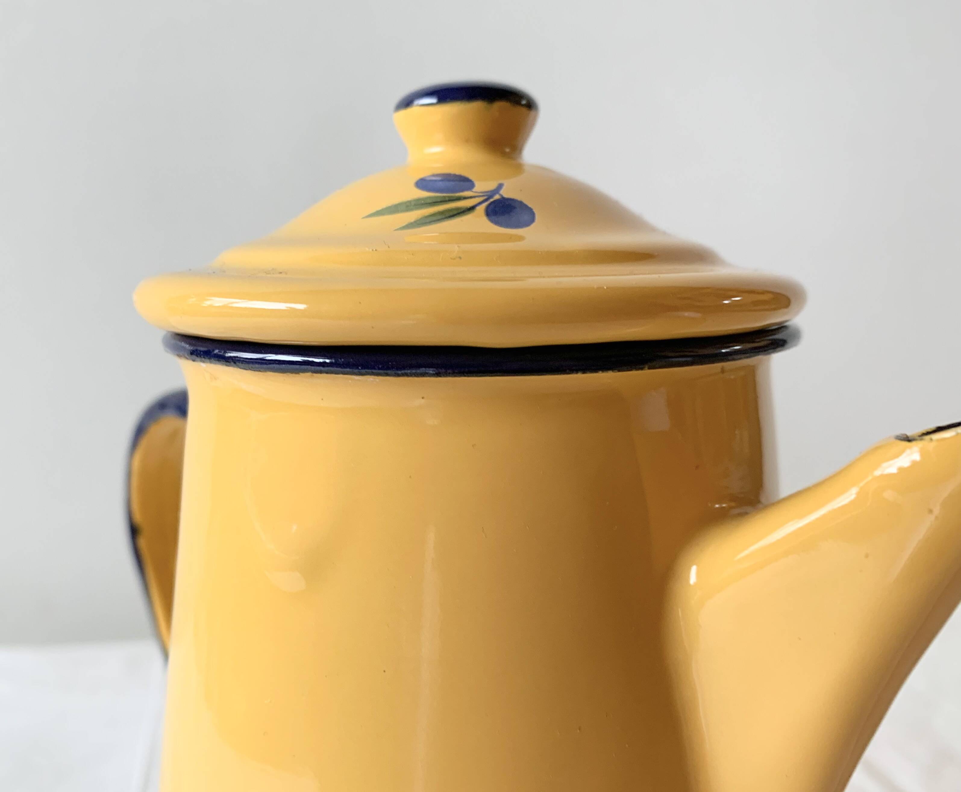 Old coffee maker in yellow enameled sheet metal - olive decor
