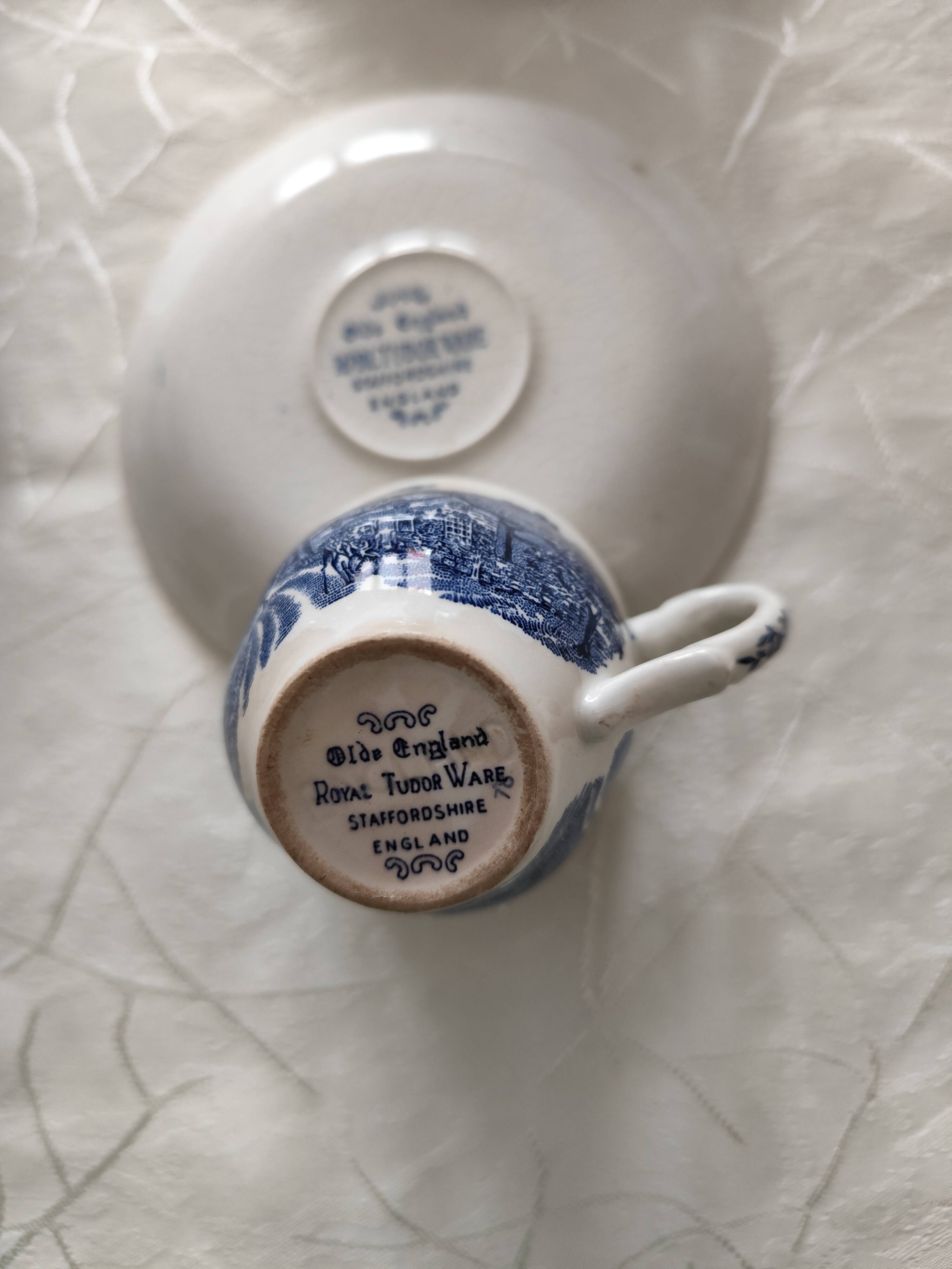 Tasses et sous-tasses Royal Tudor