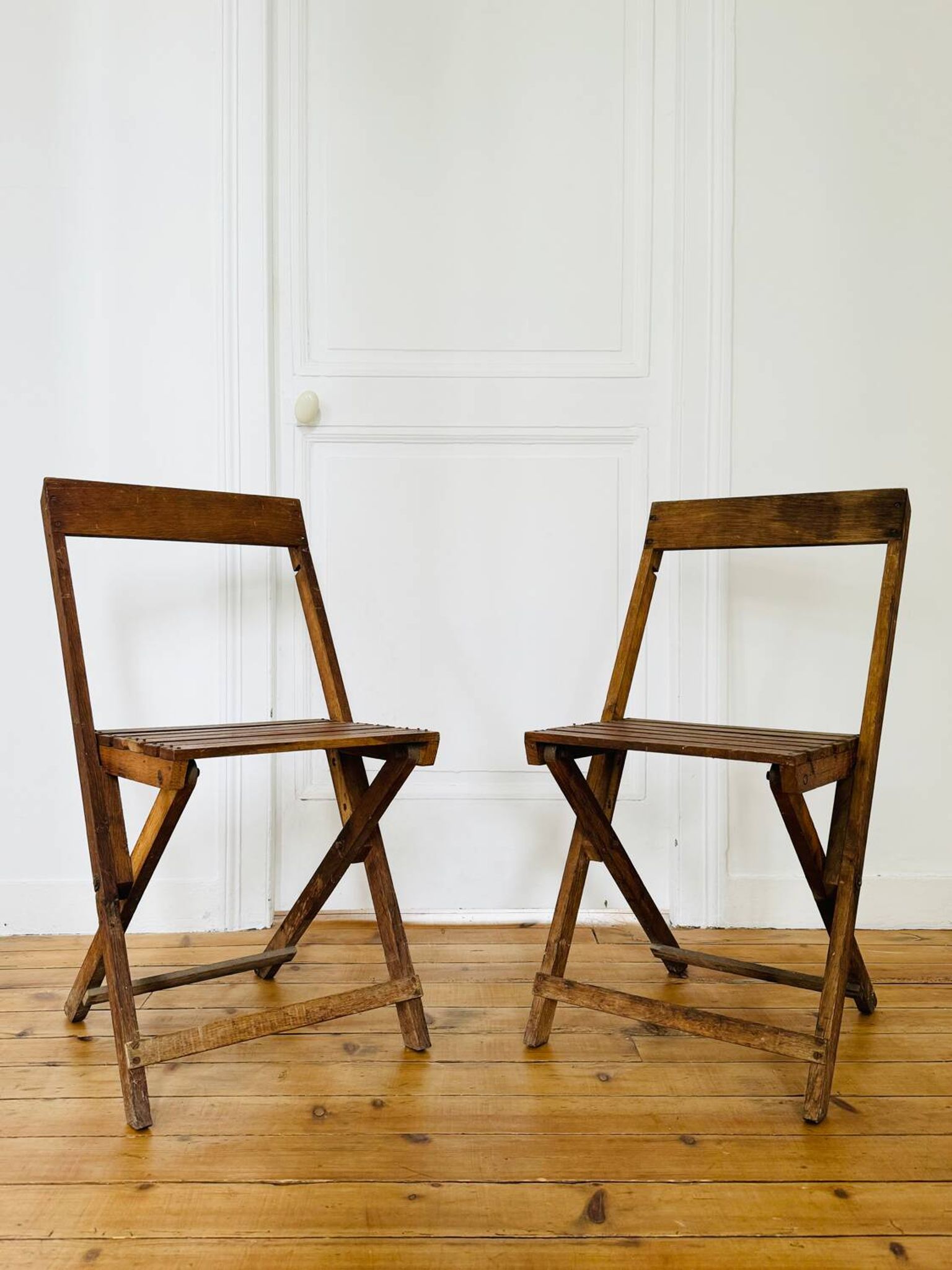 Deux chaises pliantes en bois vintage, vers 1960