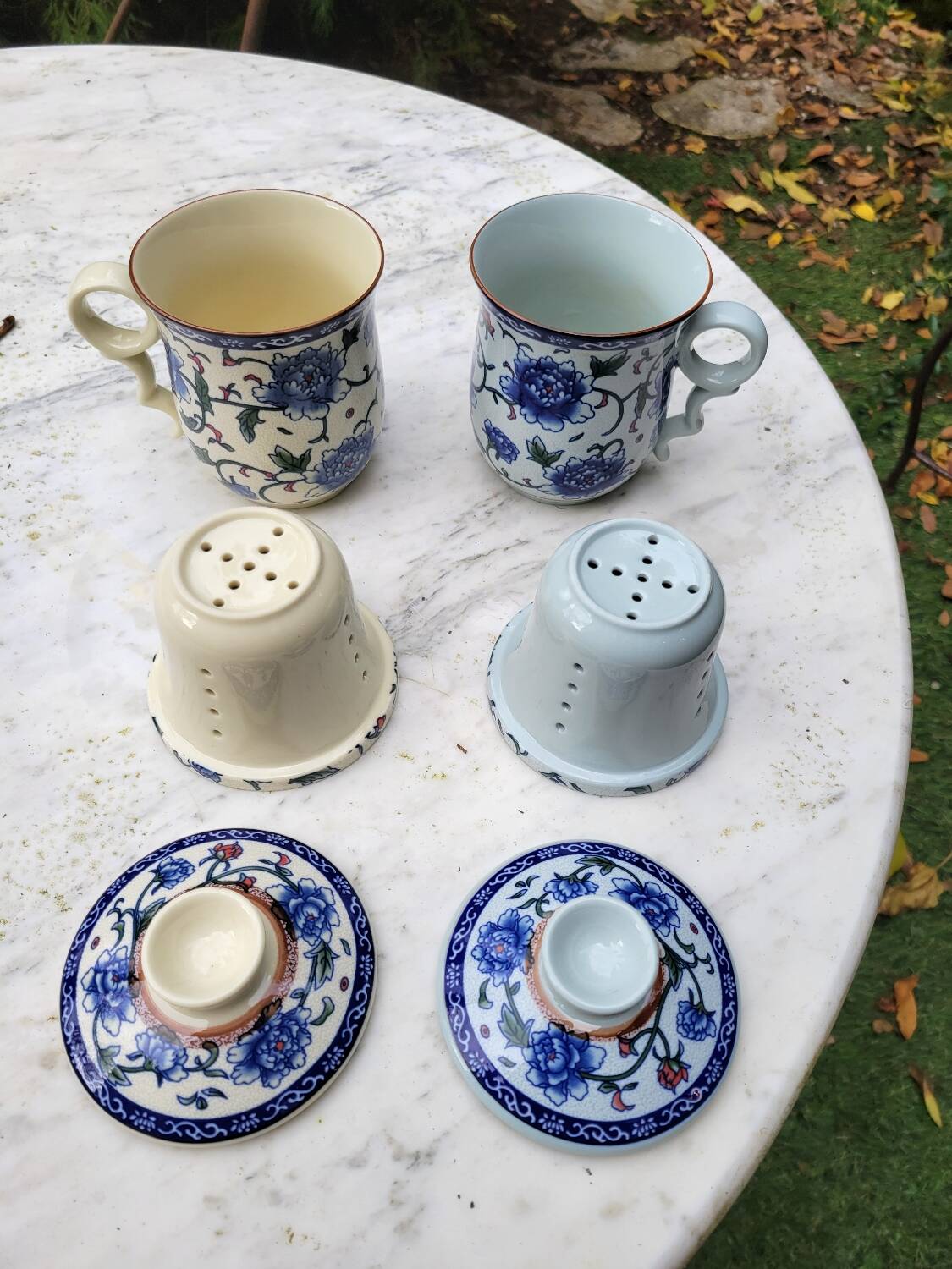 Paire de tasse à thé, couvercle et infuseur