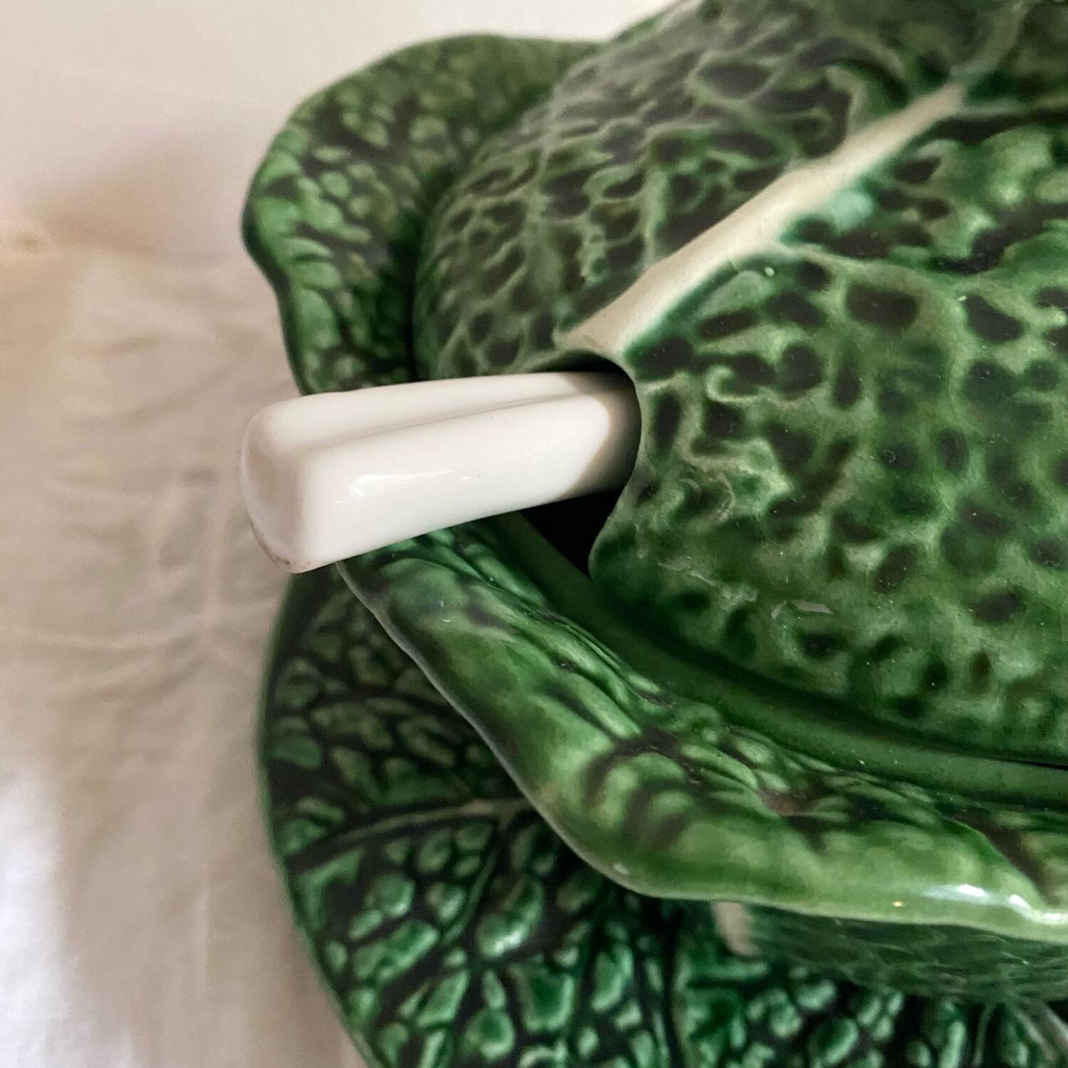 Soupière et plat en barbotine chou