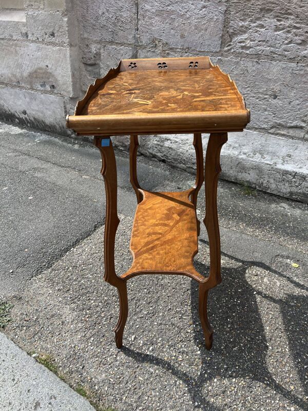 Table à thé à deux plateaux en bois de placage d’époque art nouveau, signé Émile Gallé