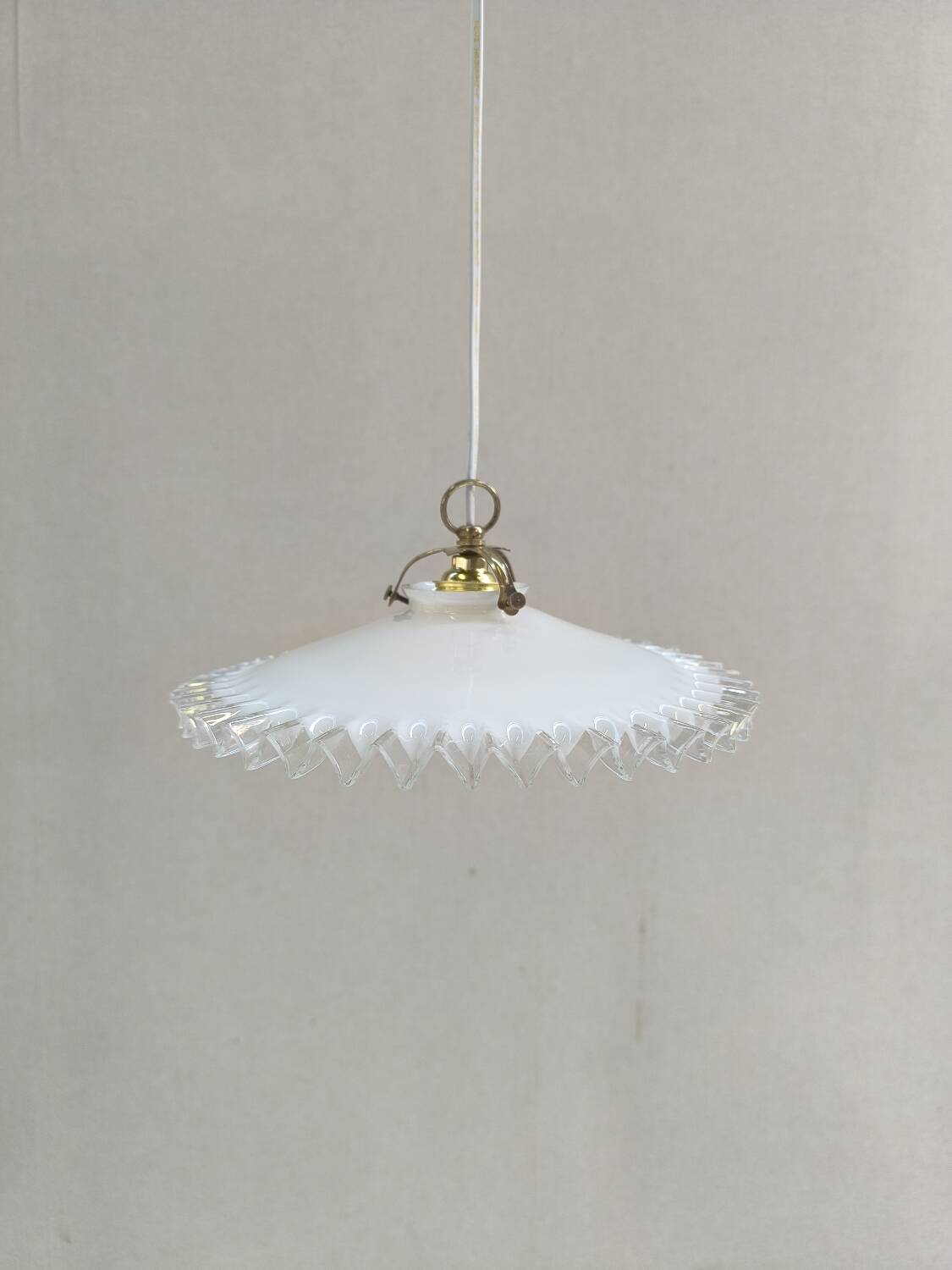 Notched opaline suspension