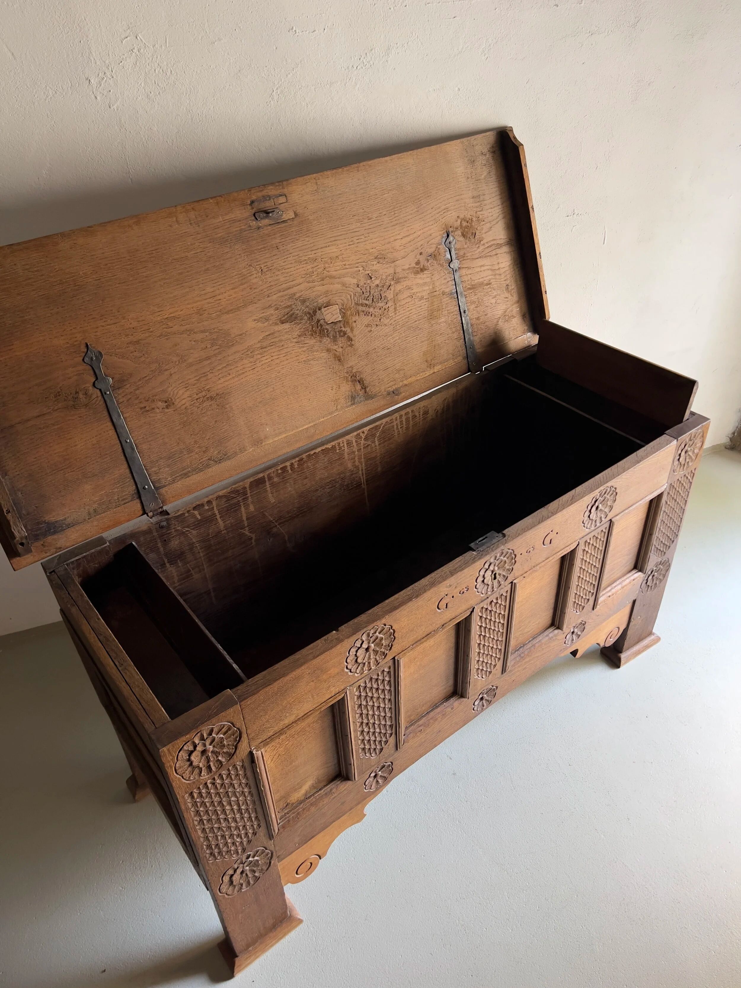 Carved oak chest sideboard, 18th century