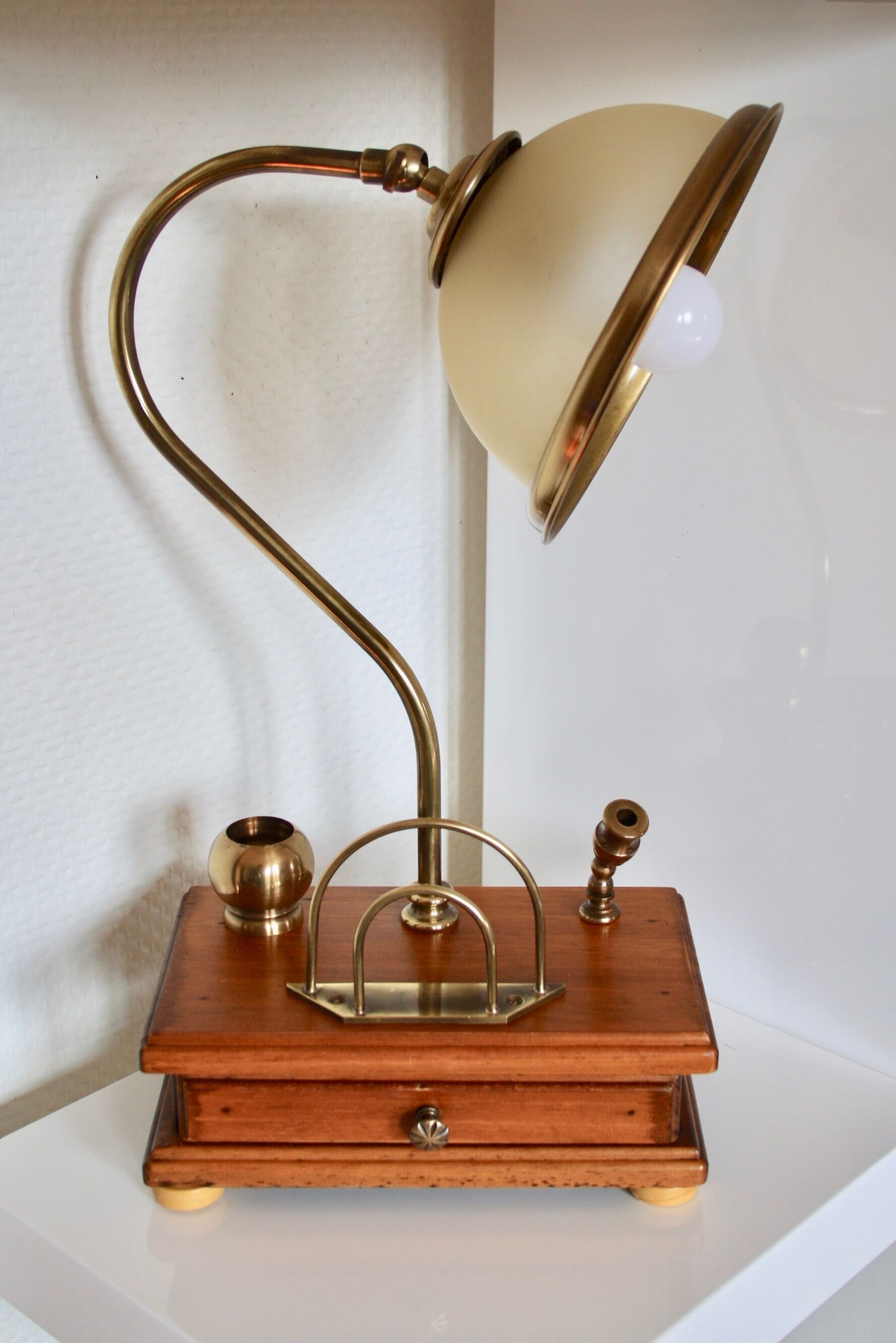 Lampe Jp Ryckaert en opaline avec socle en bois massif