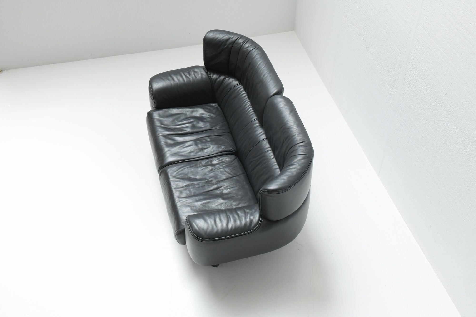 Bull sofa in grey leather by Gianfranco Frattini for Cassina 1987
