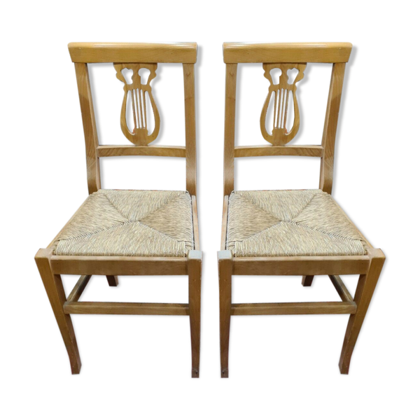 Chaises paillées en forme de lyre