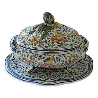 Soup-tureen and its frame in polychrome earthenware in the taste of Delft