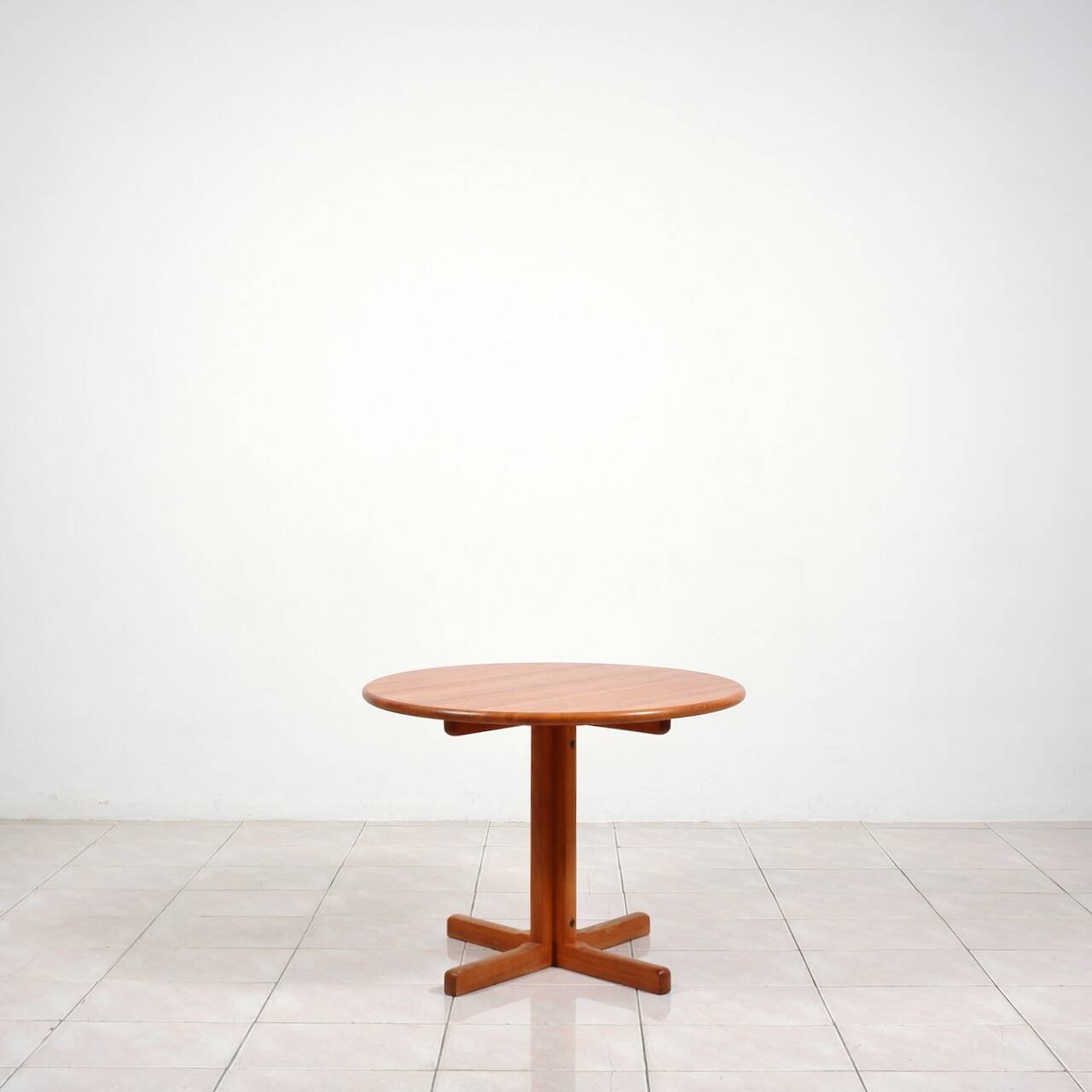 Round dining table by Tarm OG Stole Mobelfabrik in solid teak