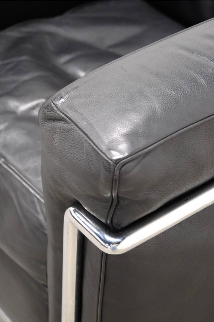 LC2 armchair in black leather – Design Le Corbusier, Pierre Jeanneret & Charlotte Perriand