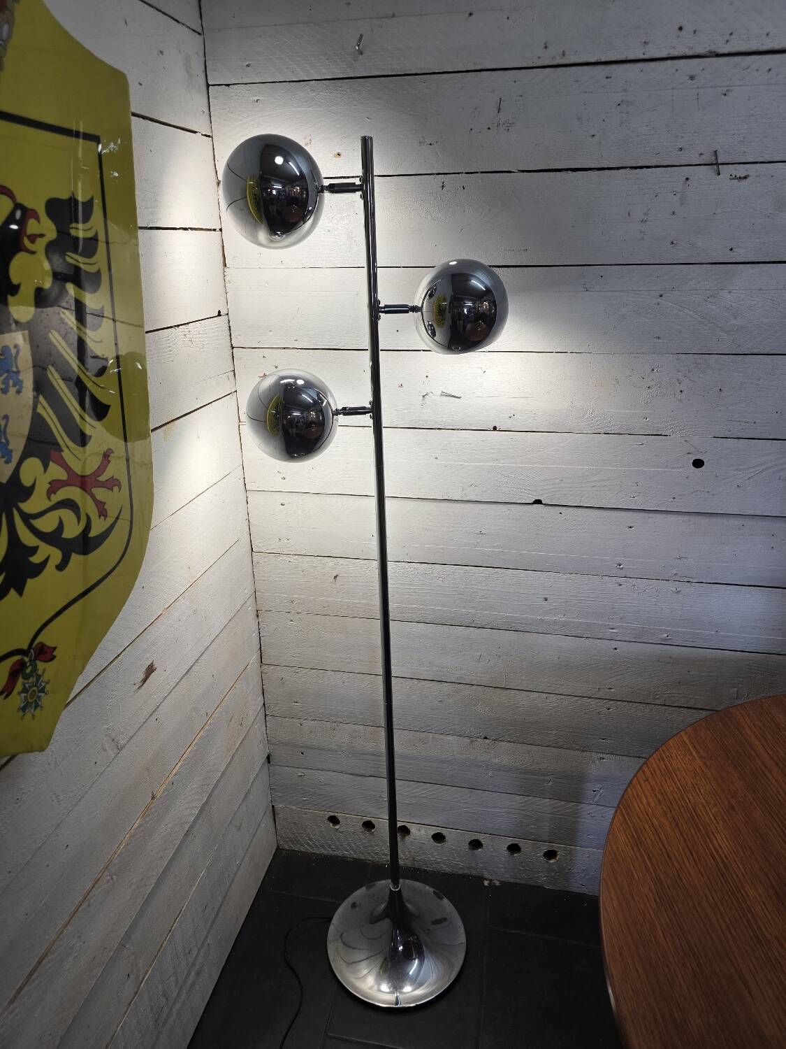 Vintage eyeball floor lamp in chrome metal with tulip base