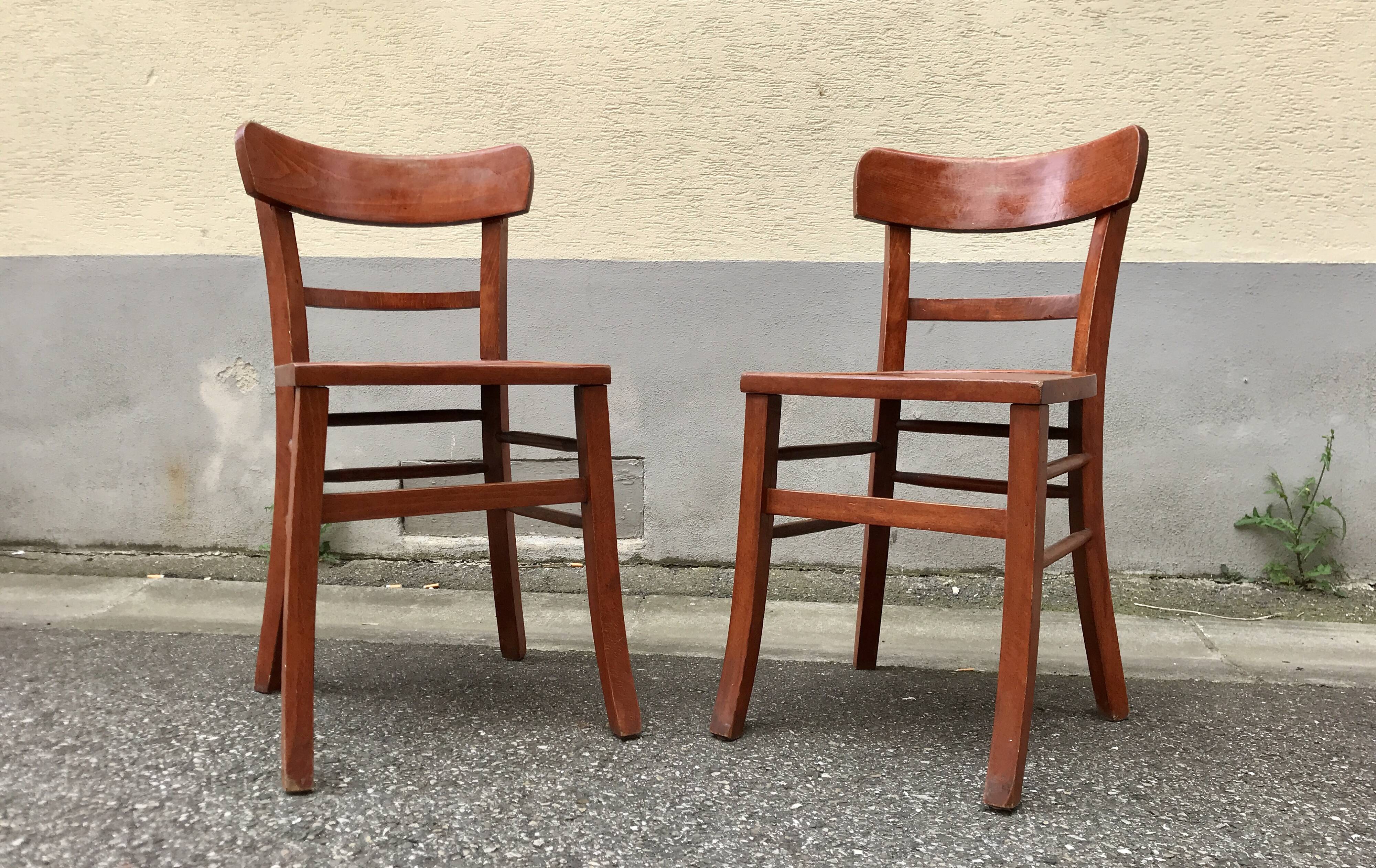 Paire de chaises bistrot en bois avec patine orangée 1950