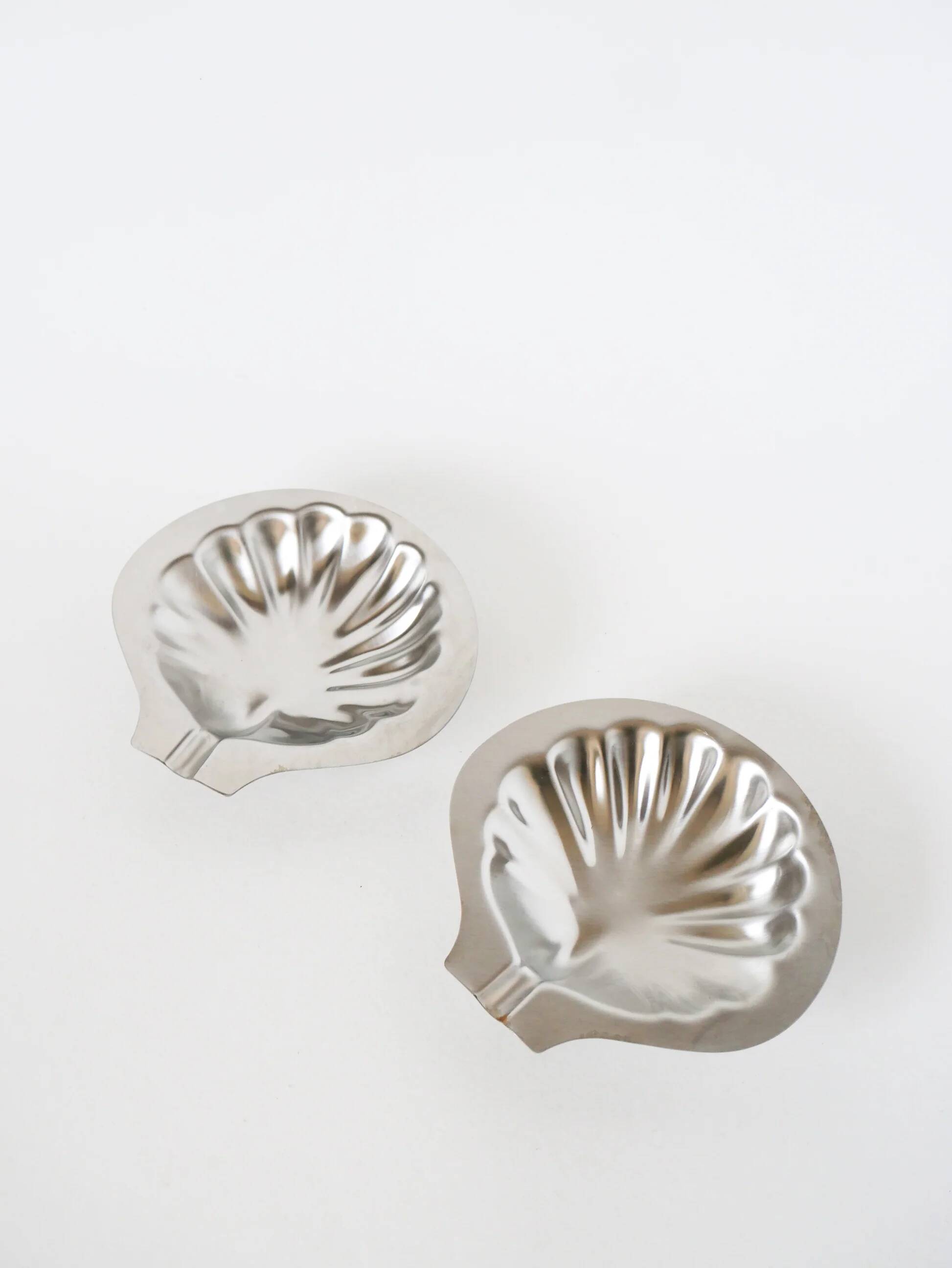Pair of shell-shaped stainless steel catchalls, design, 1970