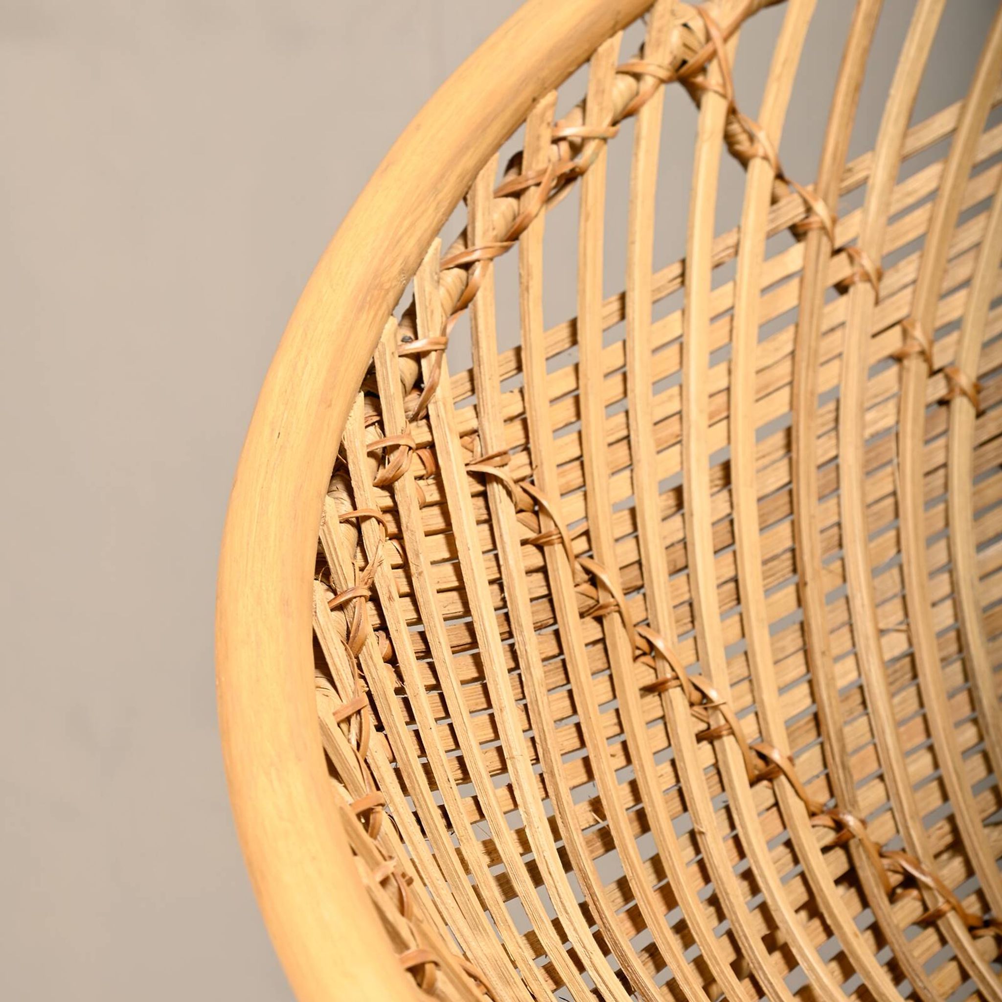 Fauteuil corbeille en rotin et métal noir