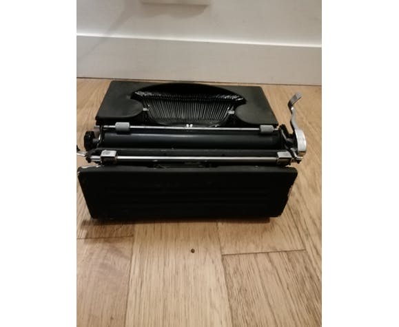 Olivetti typewriter model "Studio 42"