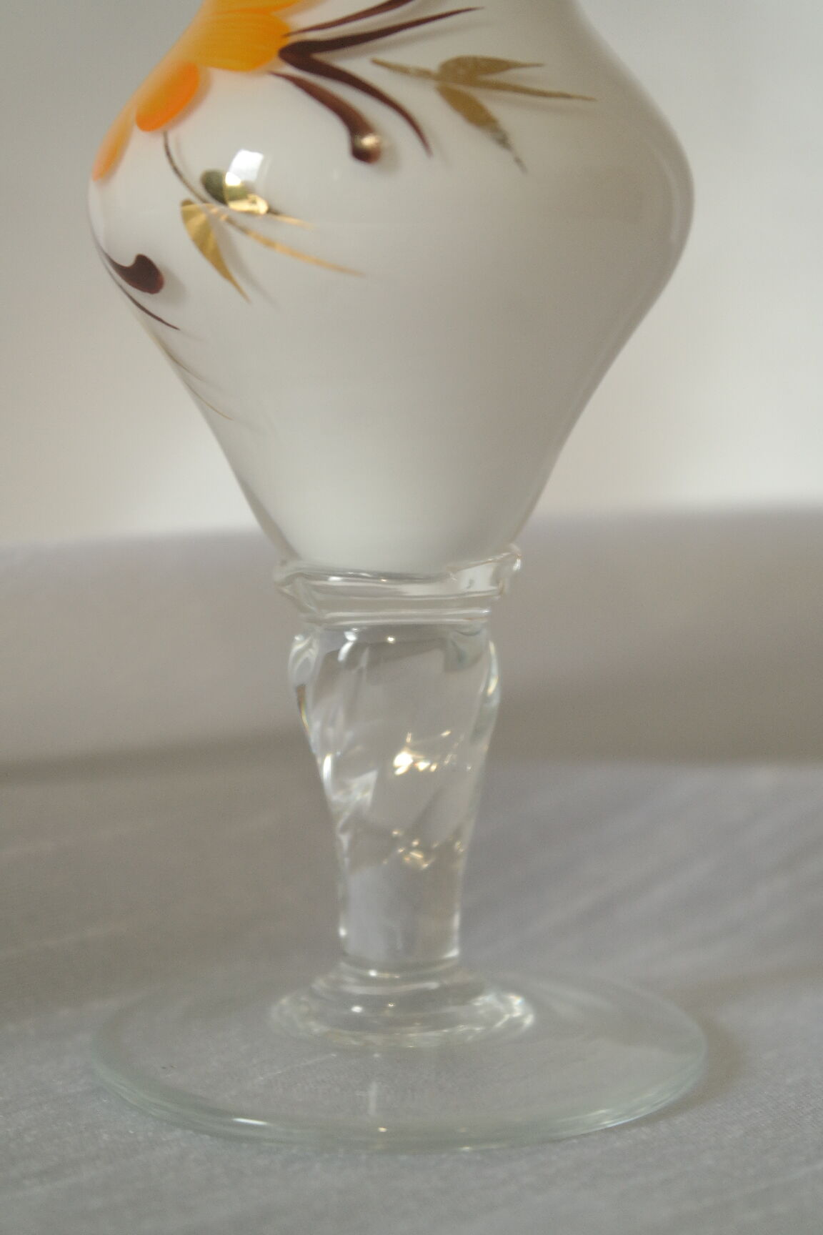 Soliflore en opaline blanche fleuri vintage