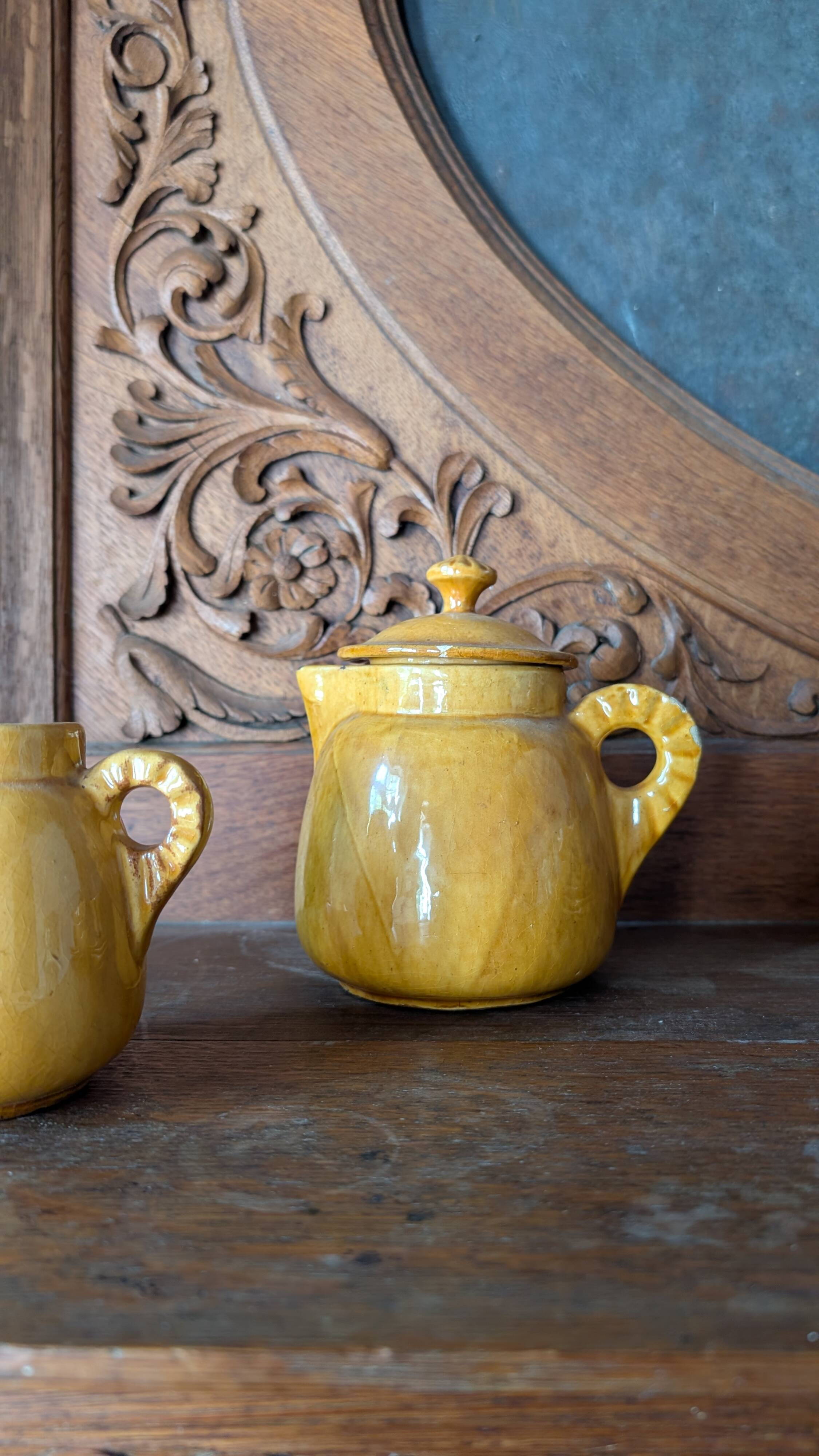Ensemble de vaisselle vintage en grès émaillé jaune moutarde — 17 pièces