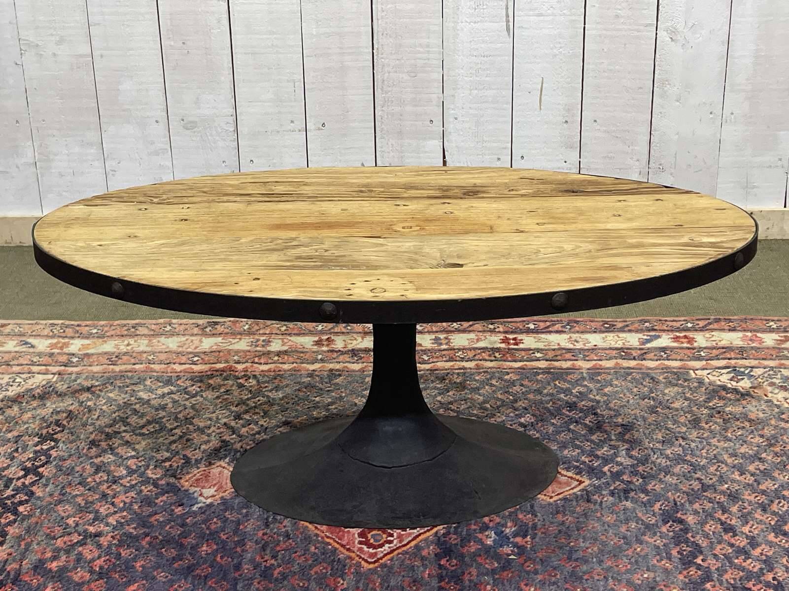 Oval coffee table in oak with steel base