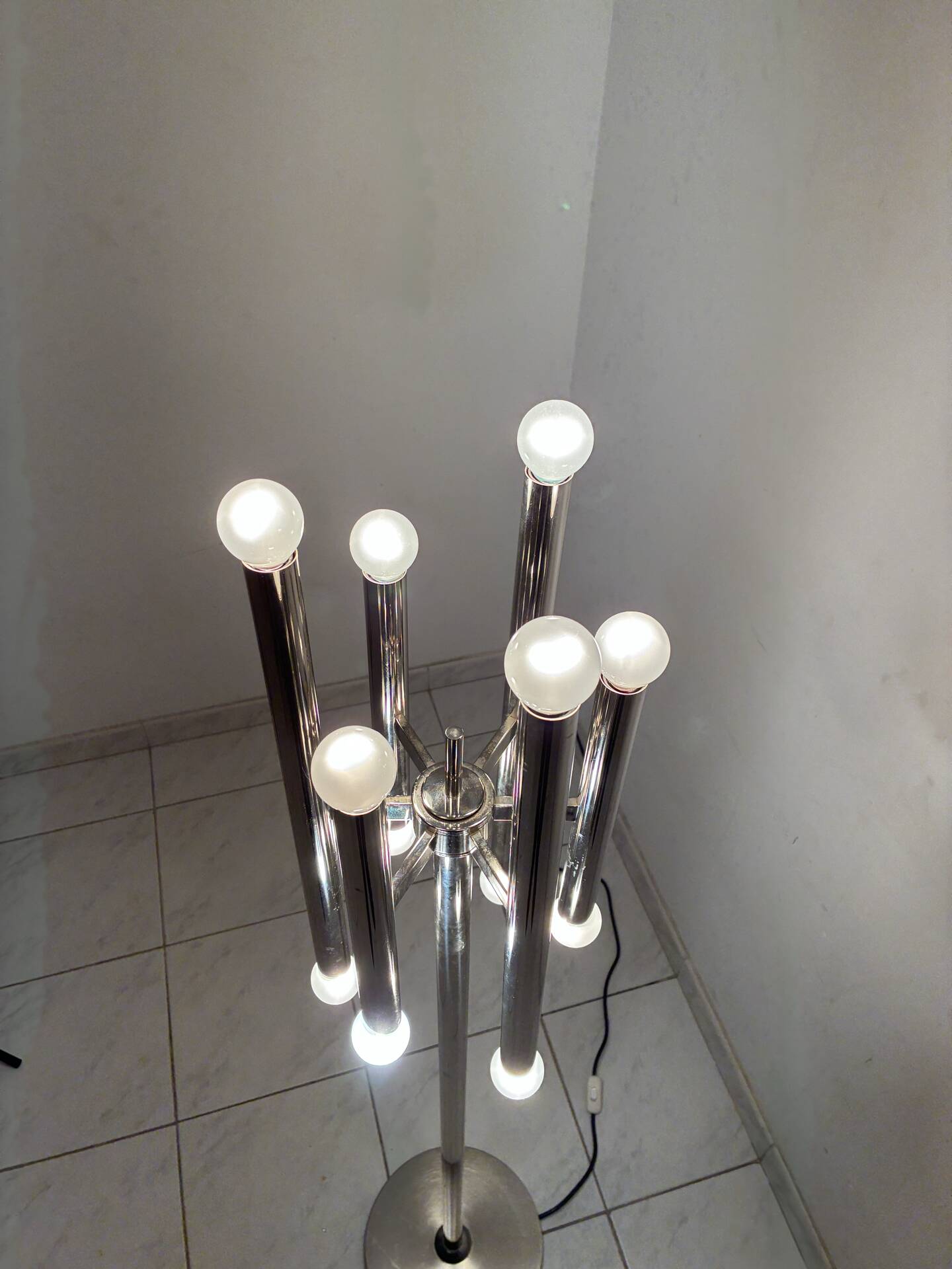 Lampe de sol vintage en chrome avec 12 lumières.