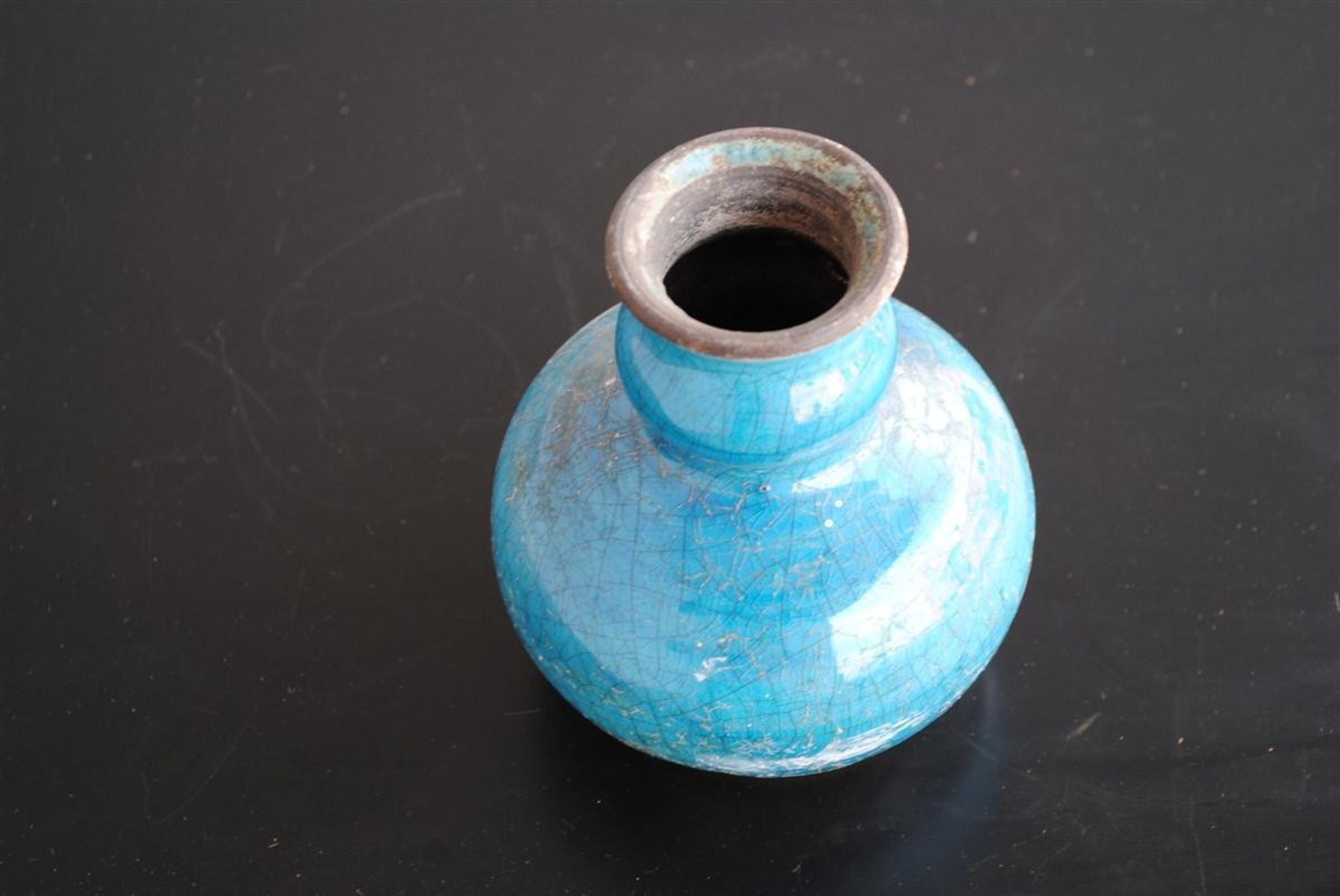 Pot ceramic glazed and cracked blue