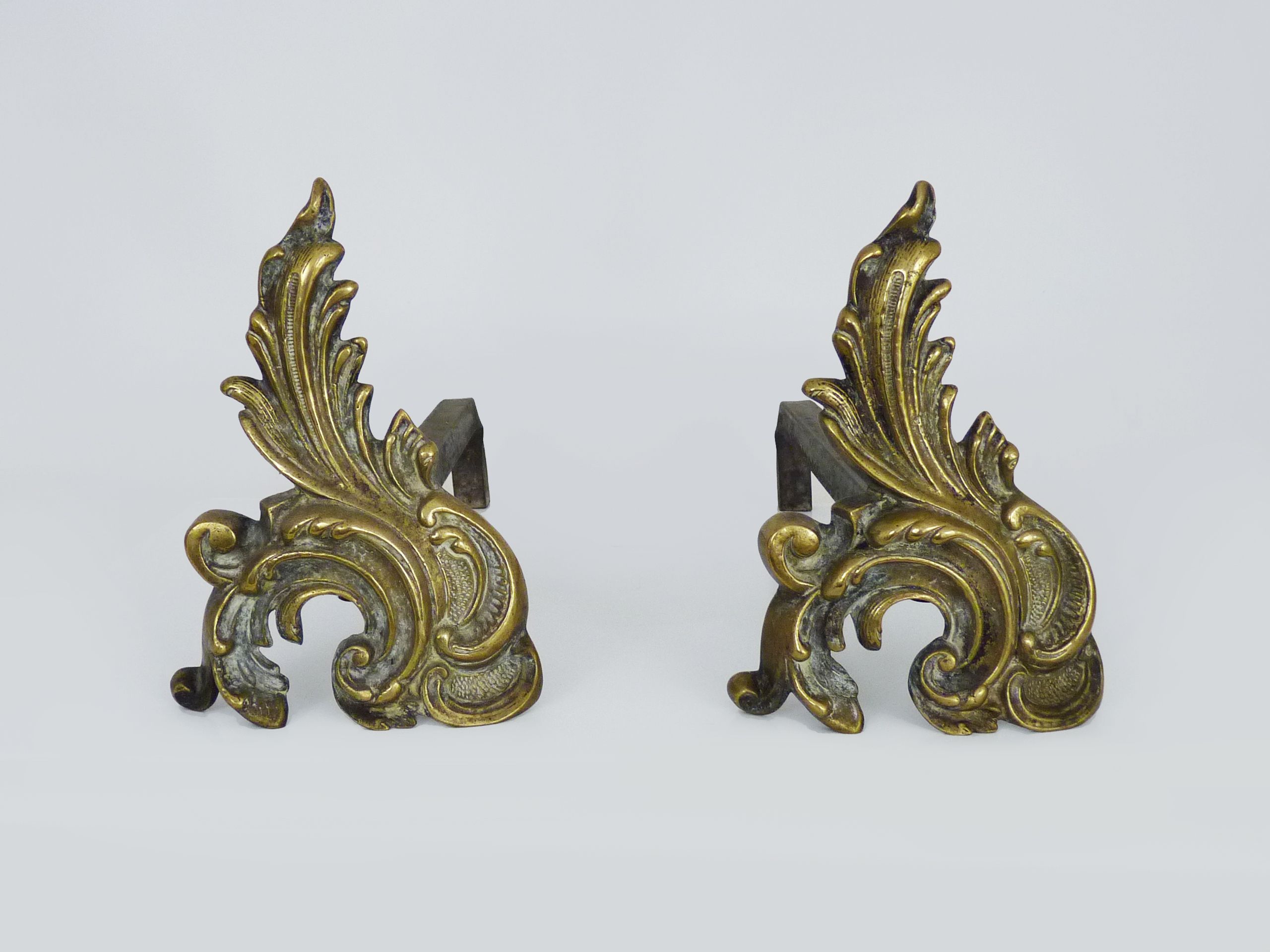 Paire de chenets de cheminée en bronze et fonte. Début XXème