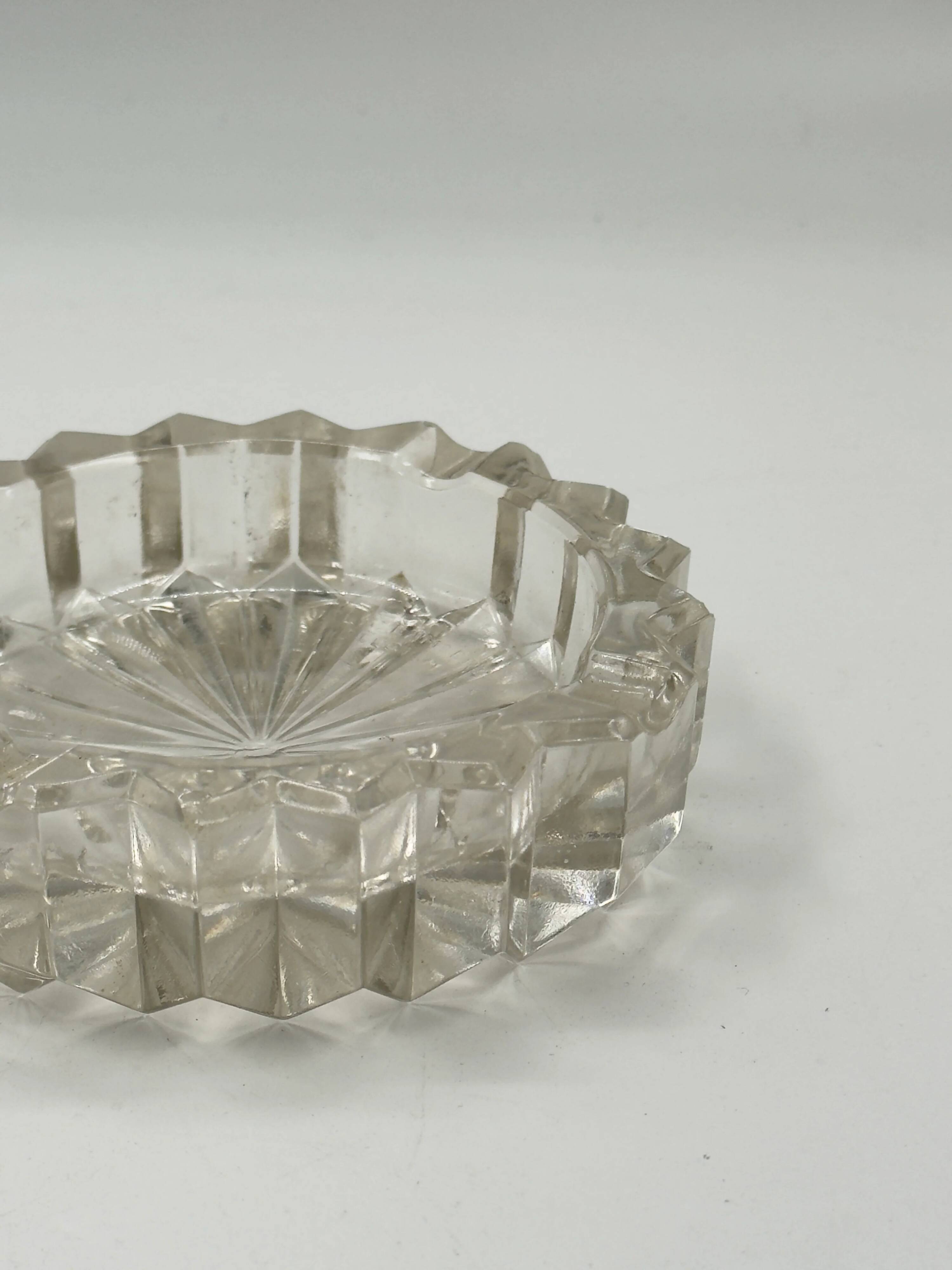 Cendrier vintage en verre pressé à facettes avec base en soleil