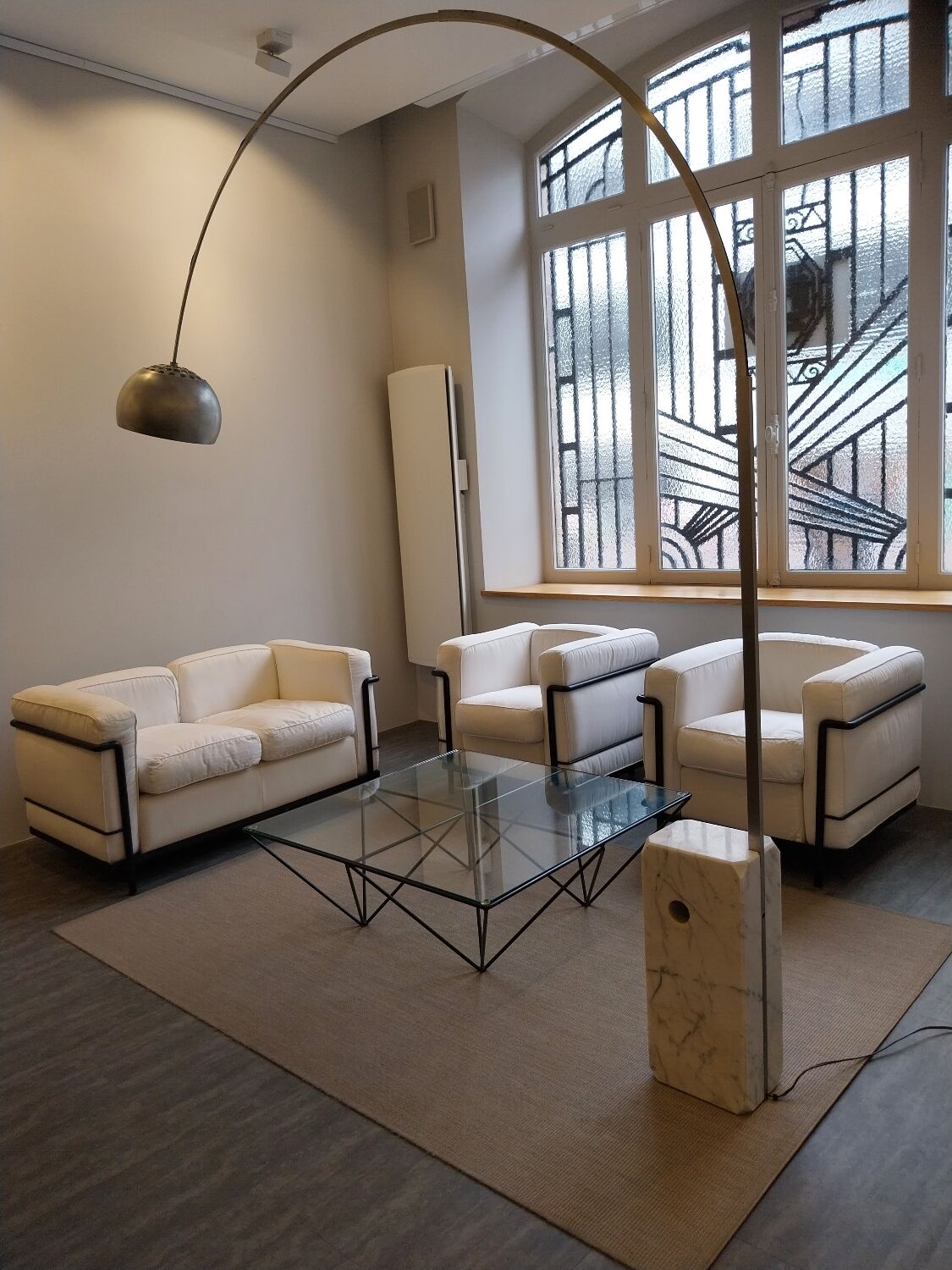 A sofa and two LC2 Cassina armchairs