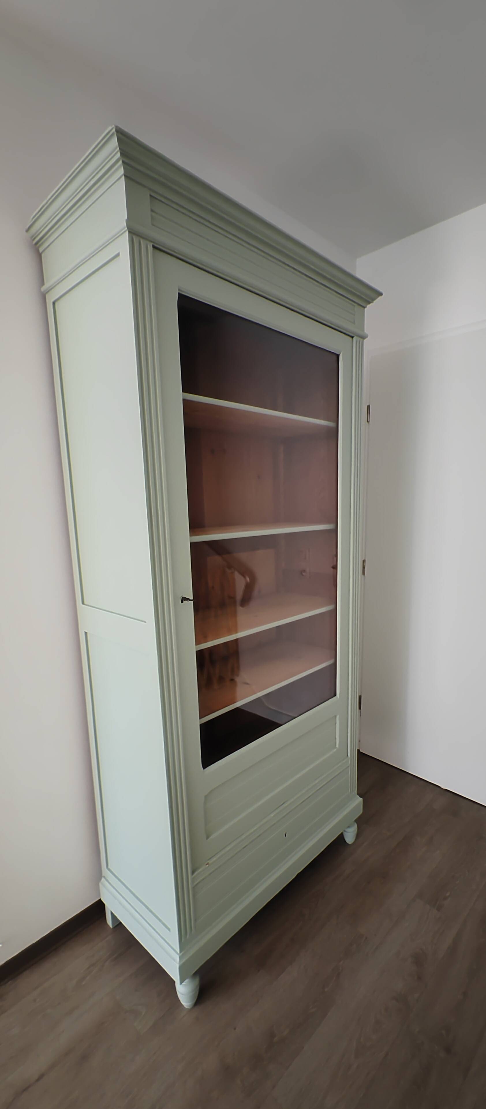 Armoire vitrée parisienne