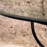 Table de salle à manger piètement fer forgé et laiton, plateau de verre., années 1980