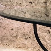 Table de salle à manger piètement fer forgé et laiton, plateau de verre., années 1980