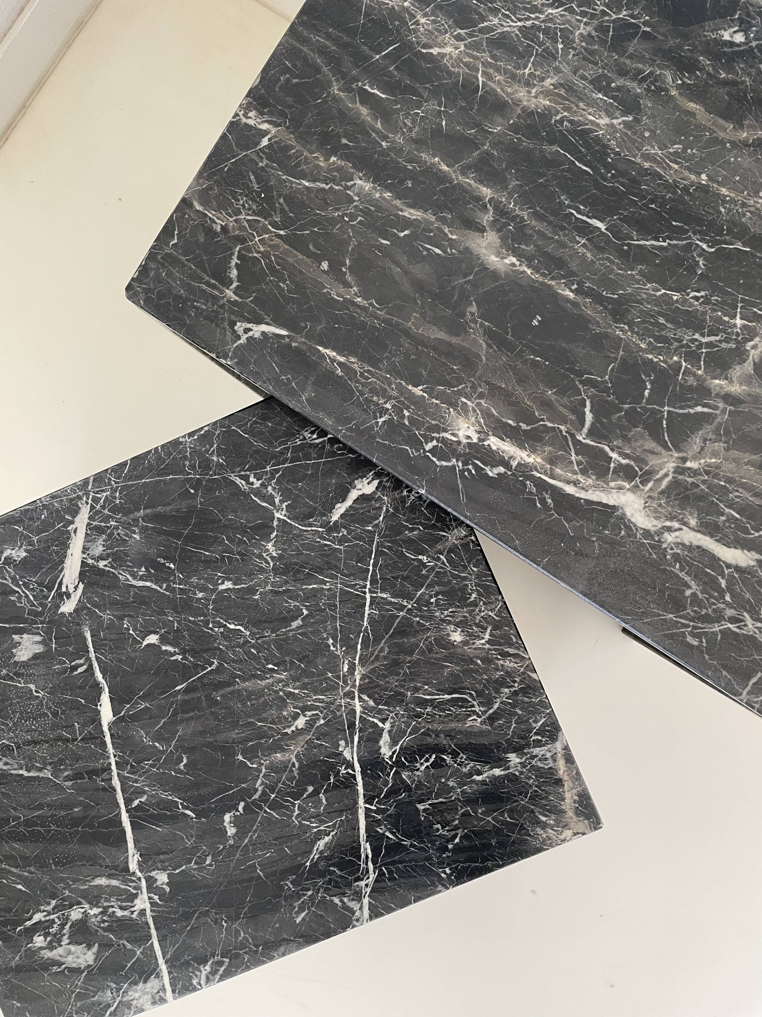 Set of 2 pull-out tables in black/grey marble