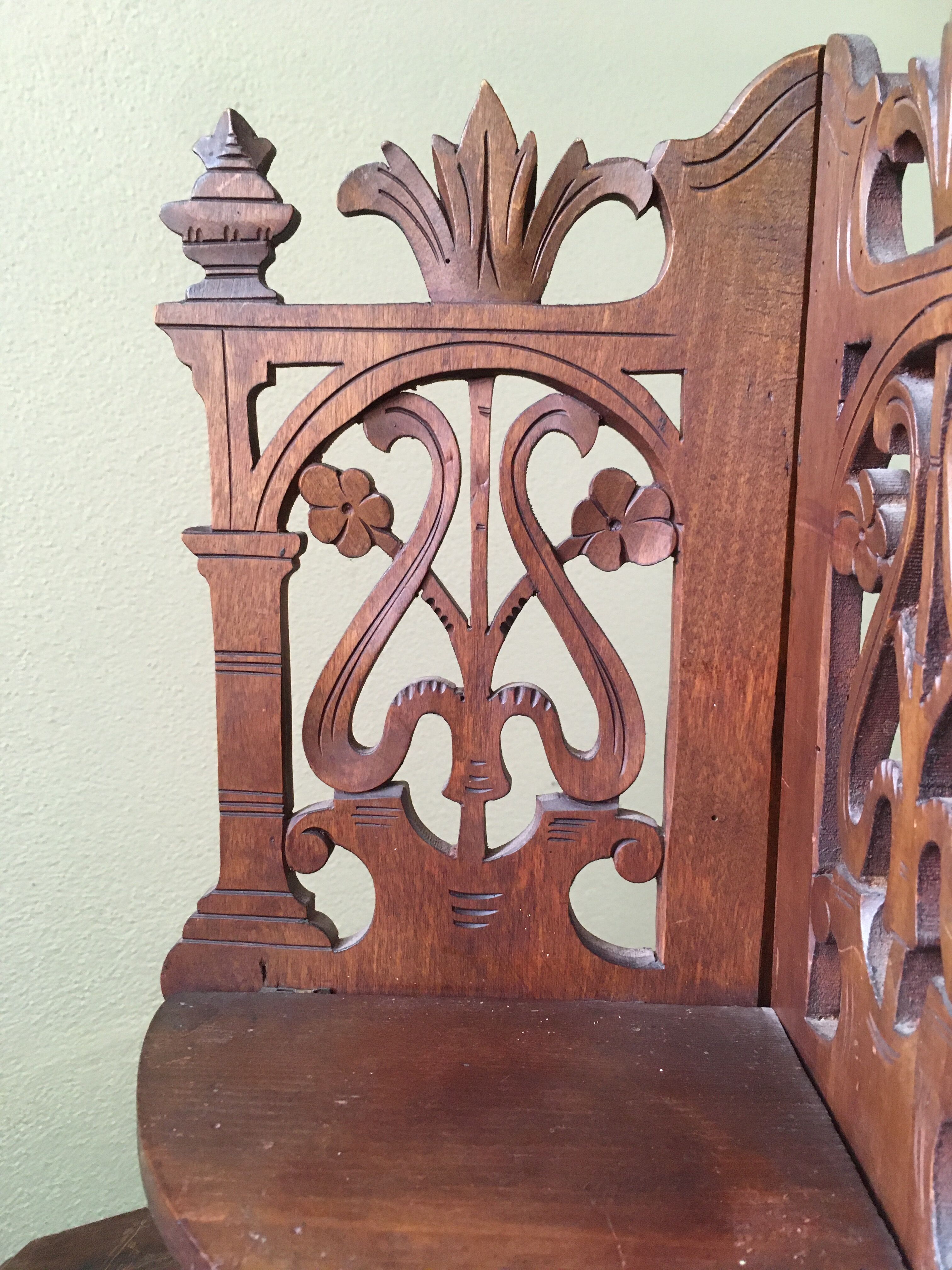Small corner shelf in solid wood singable foldable art nouveau
