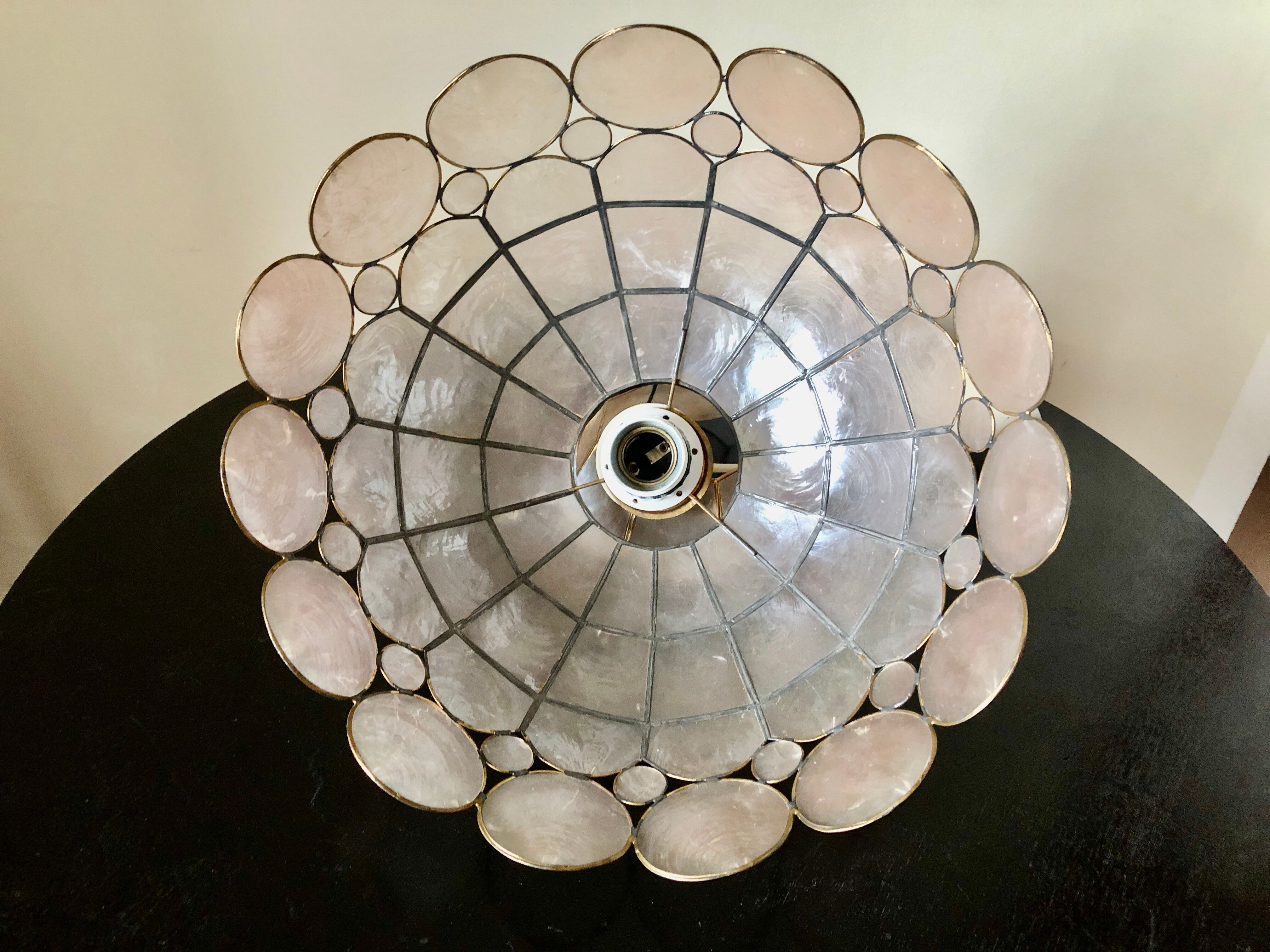 Suspension in pink mother-of-pearl and brass