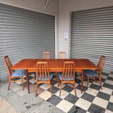 Extendable teak table