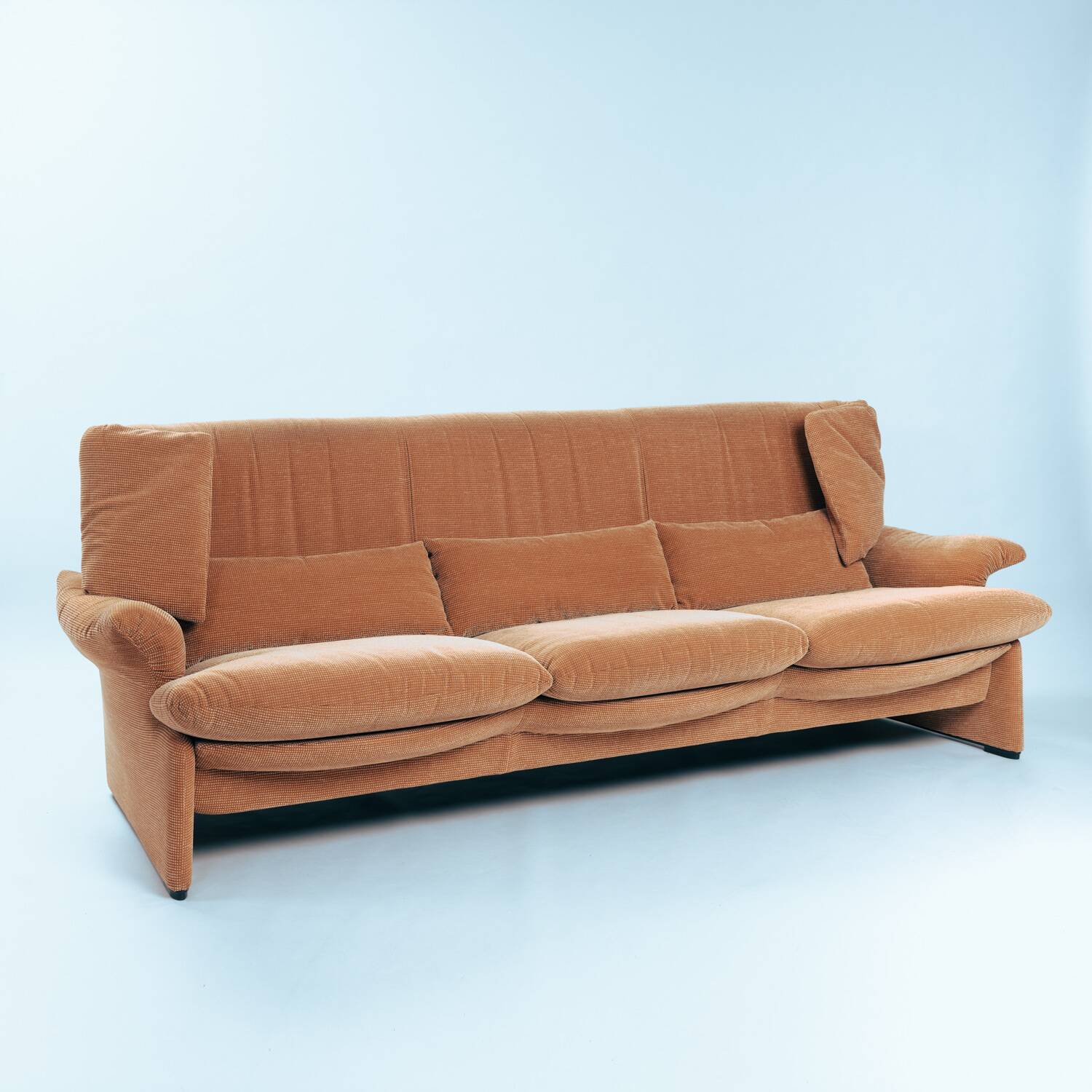 Sofa Maralunga Cassina Portovenere Vico Magistretti en pêche saumon.