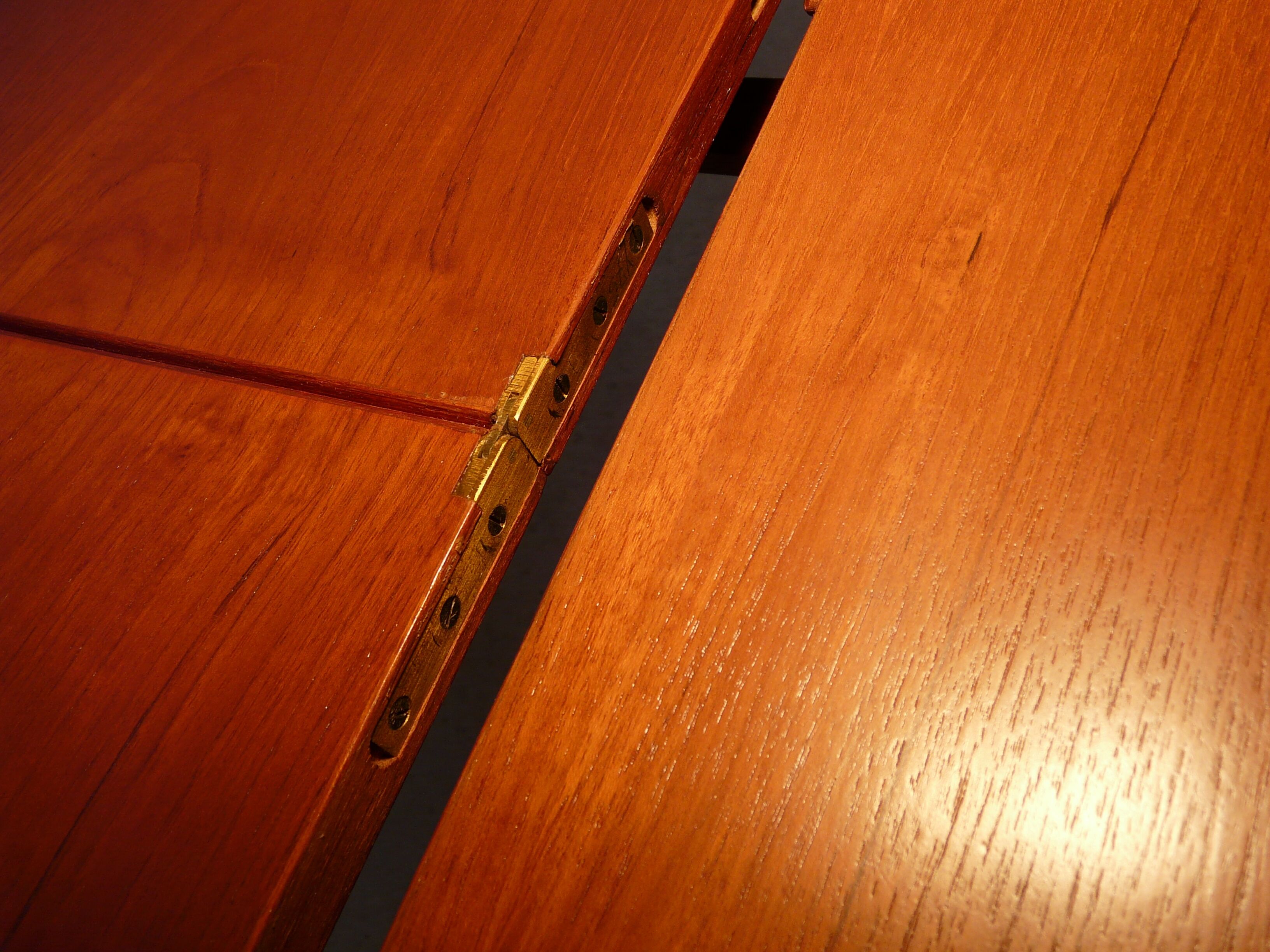 Scandinavian extensible round table Hans Olsen