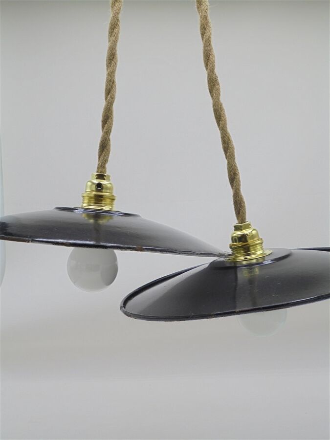Pair of enamelled sheet metal suspensions