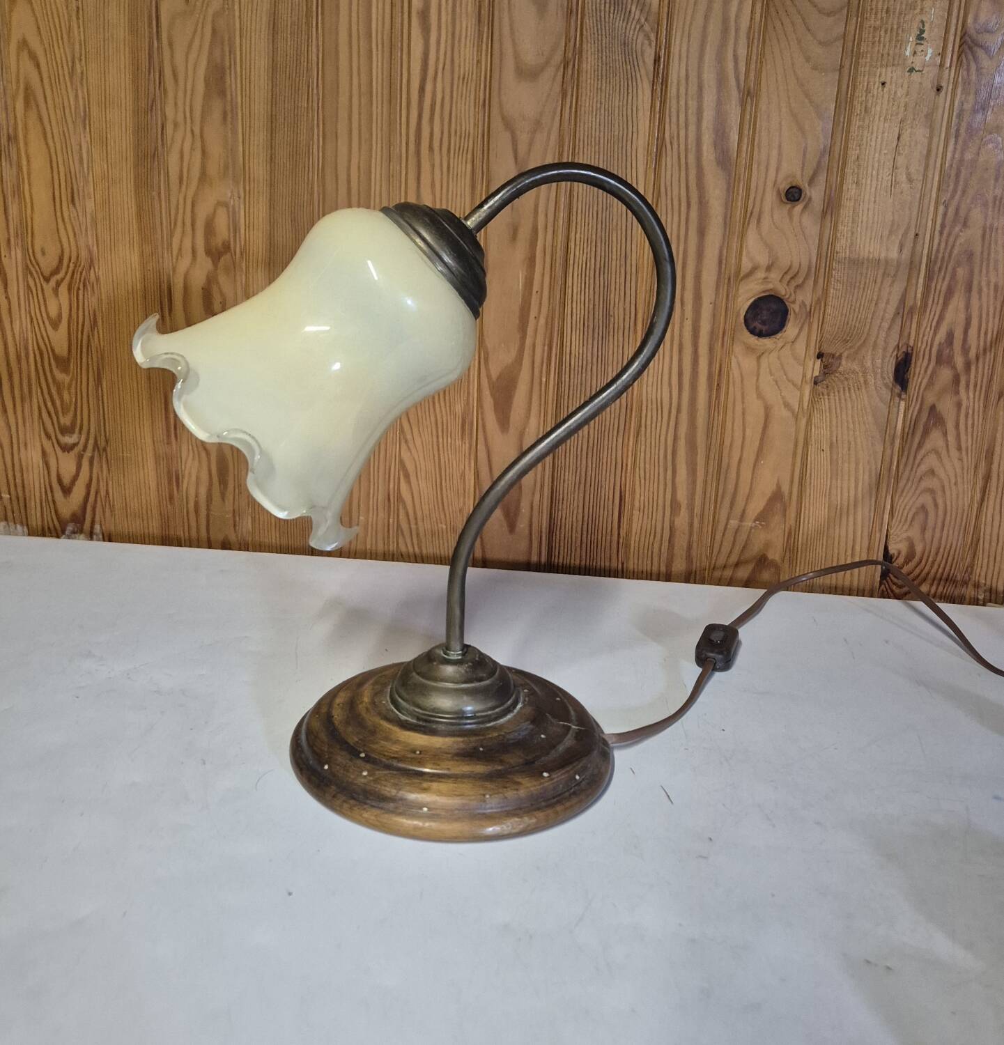 Tulip table lamp with a swan neck in brass and opaline Art Deco.