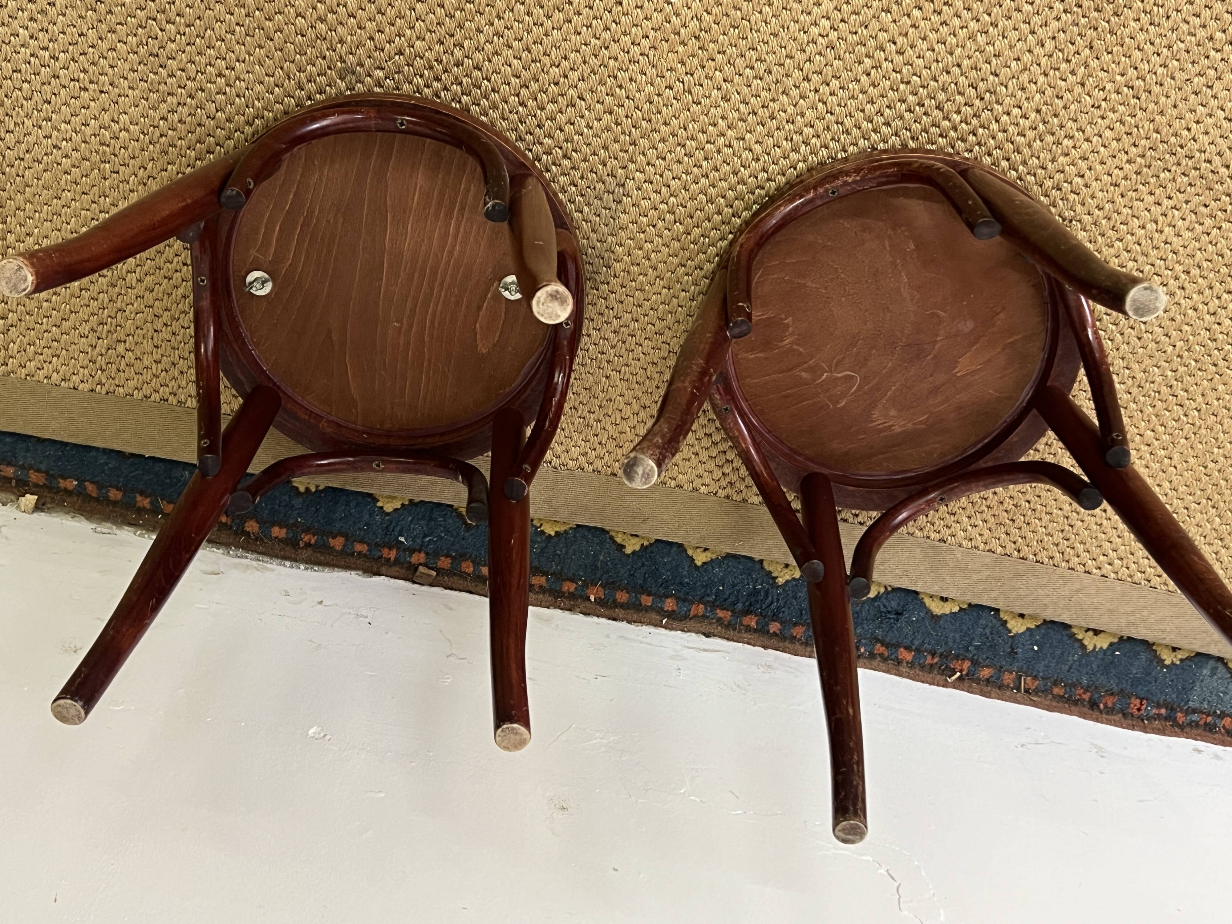 Paire de tabourets bas en bois courbé style "Thonet" vintage
