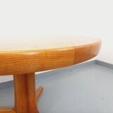 Vintage round dining table in Scandinavian style from the 60s and 70s in elm.