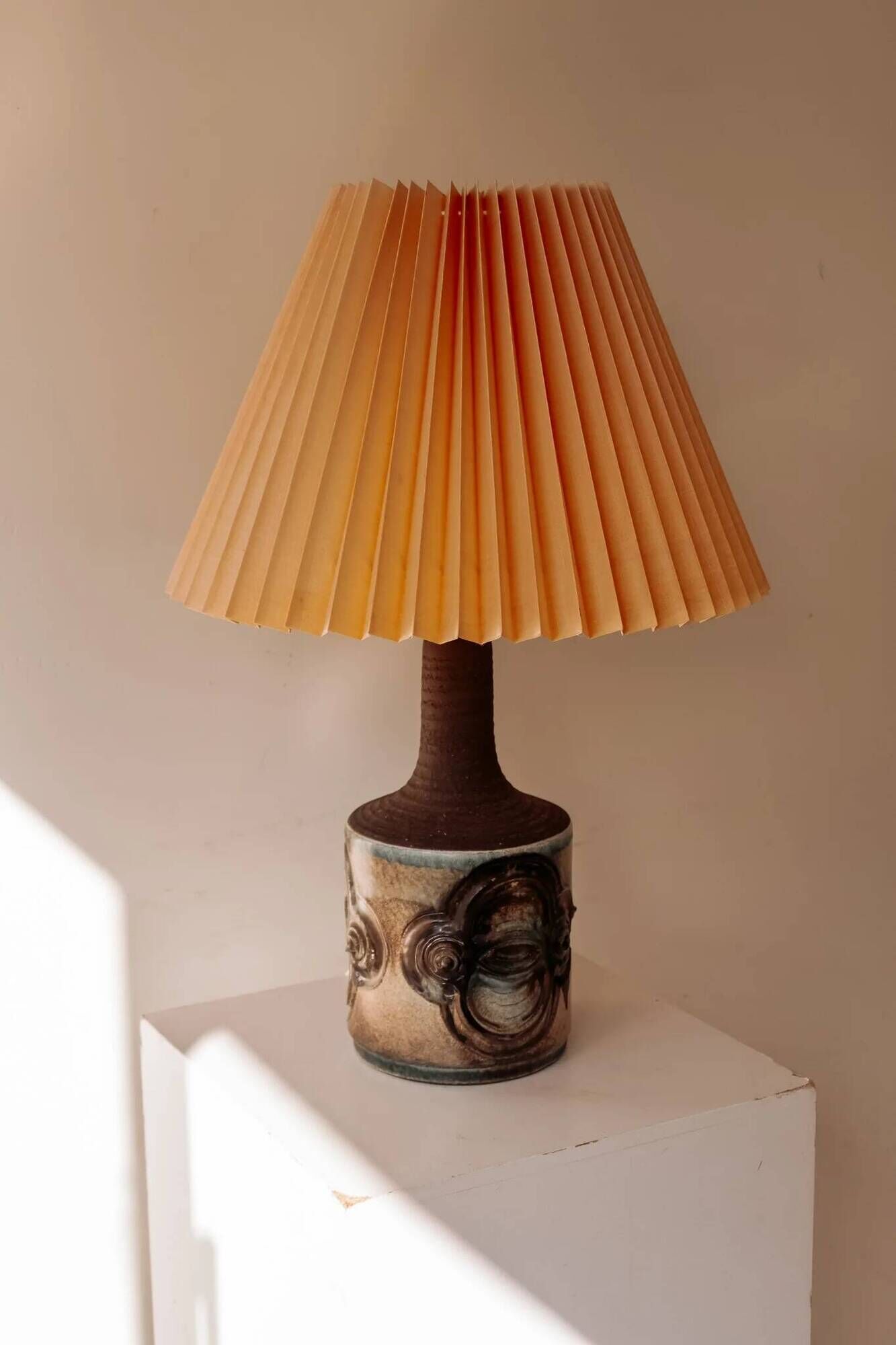 Lampe de table en céramique par IB Oluf Hansen avec abat-jour plissé