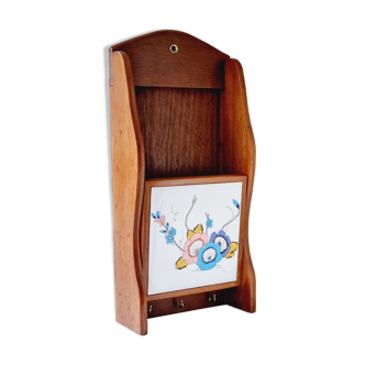 Mail rack and keys