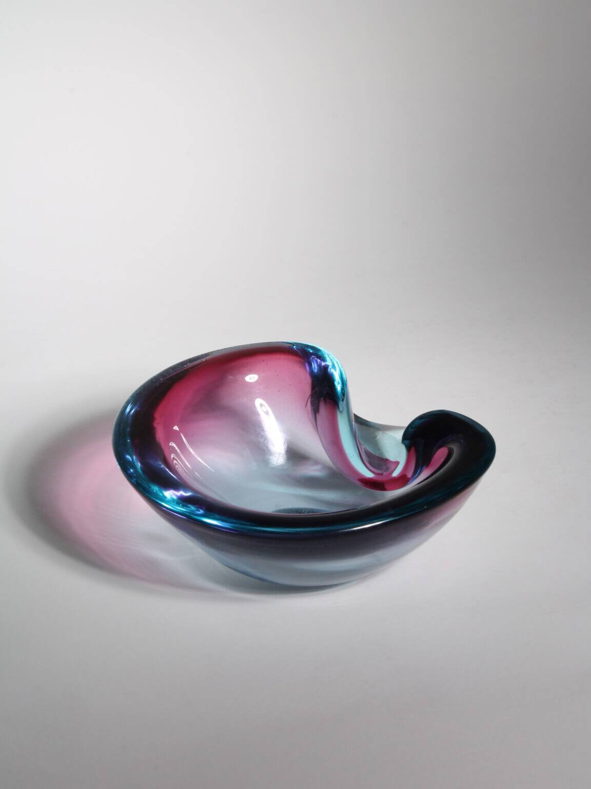 Bol en verre "Sommerso" rose et bleu de Murano par Flavio Poli, années 1960, Italie