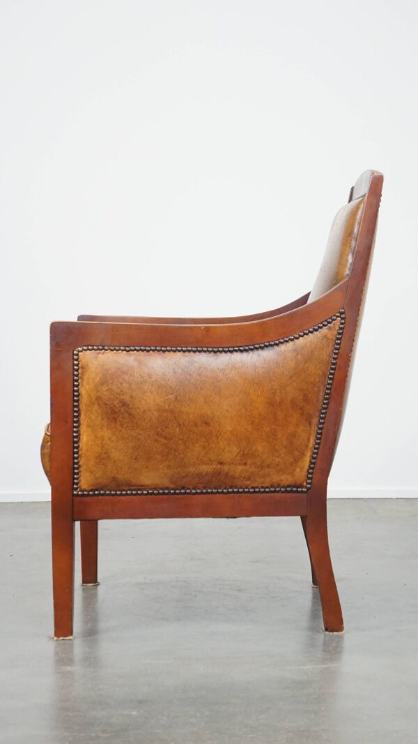 Fauteuil design Art Déco vintage en peau de mouton et bois de couleur cognac