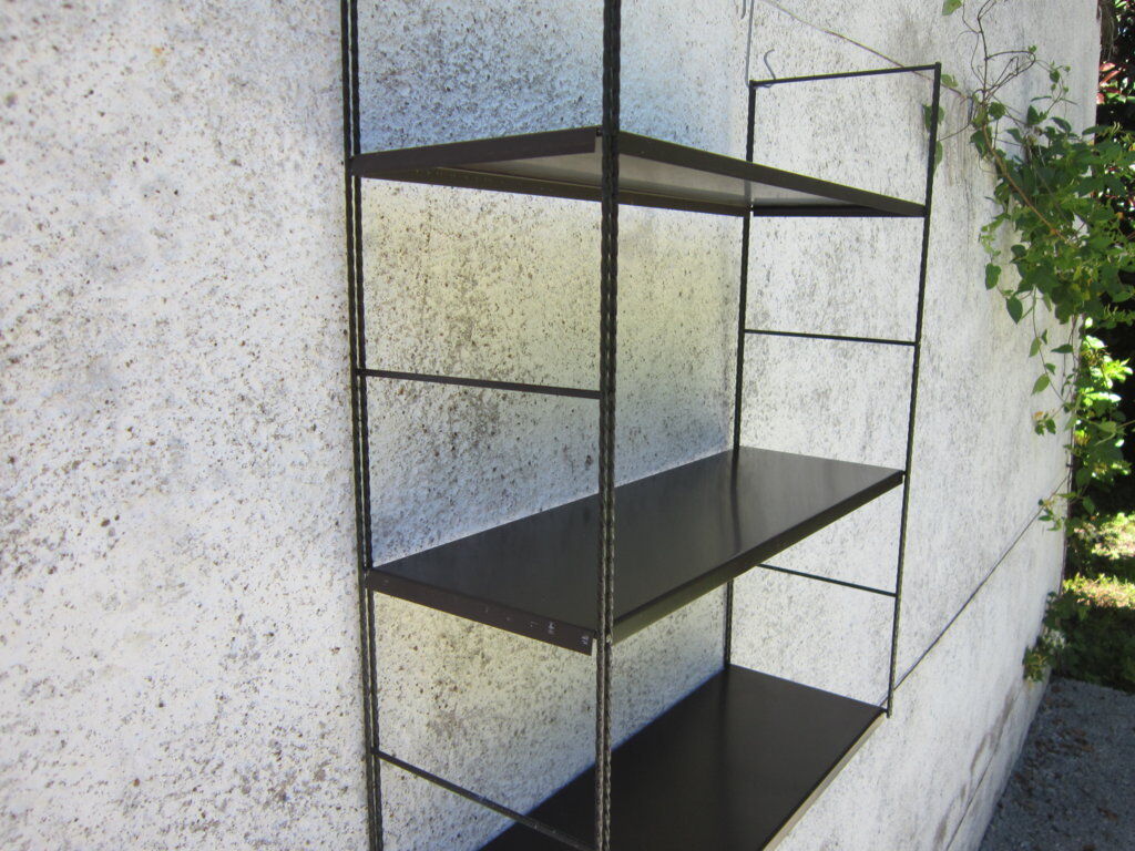 Shelf wall metal string