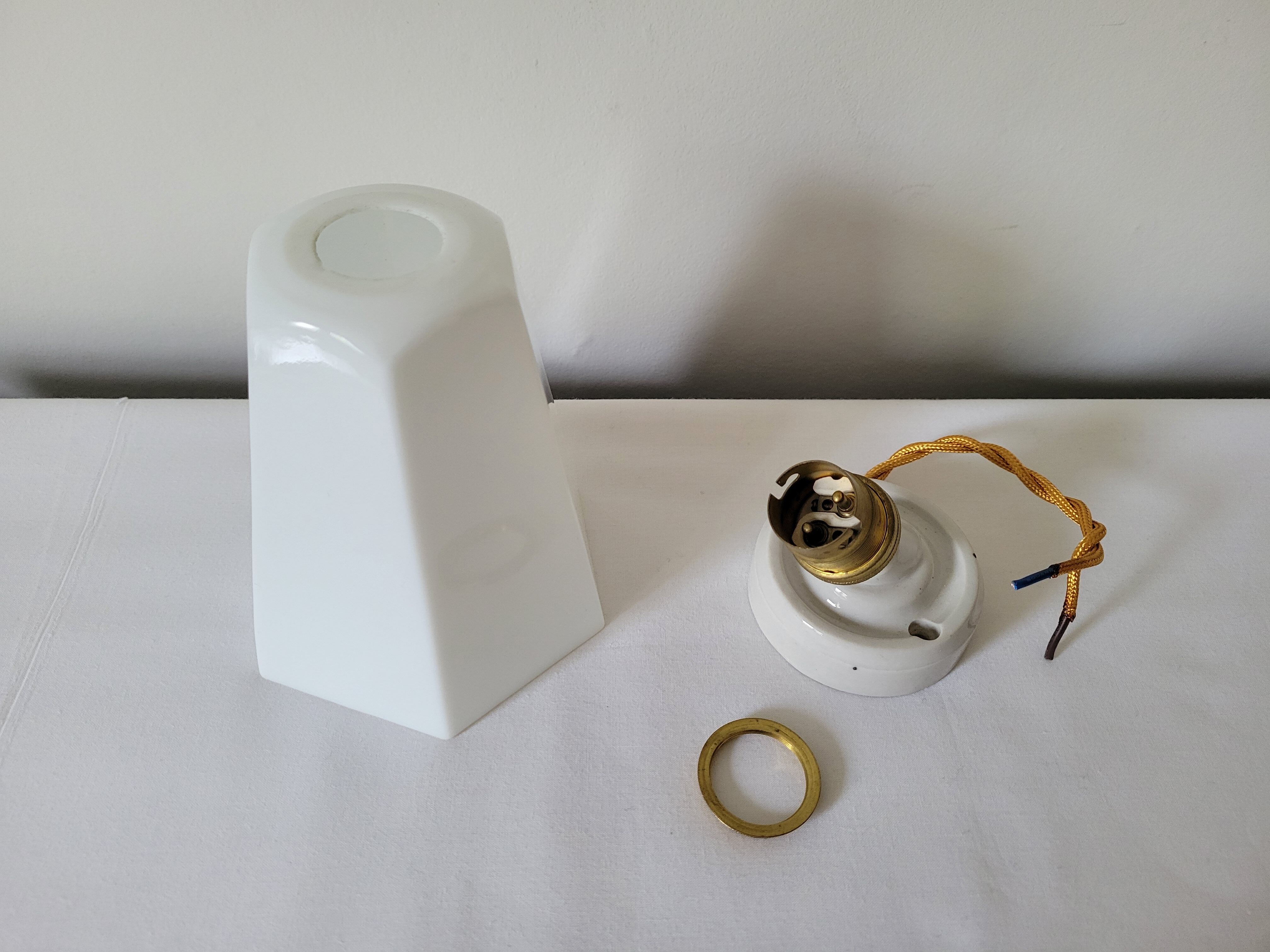 Art Deco wall lamp in opaline and porcelain