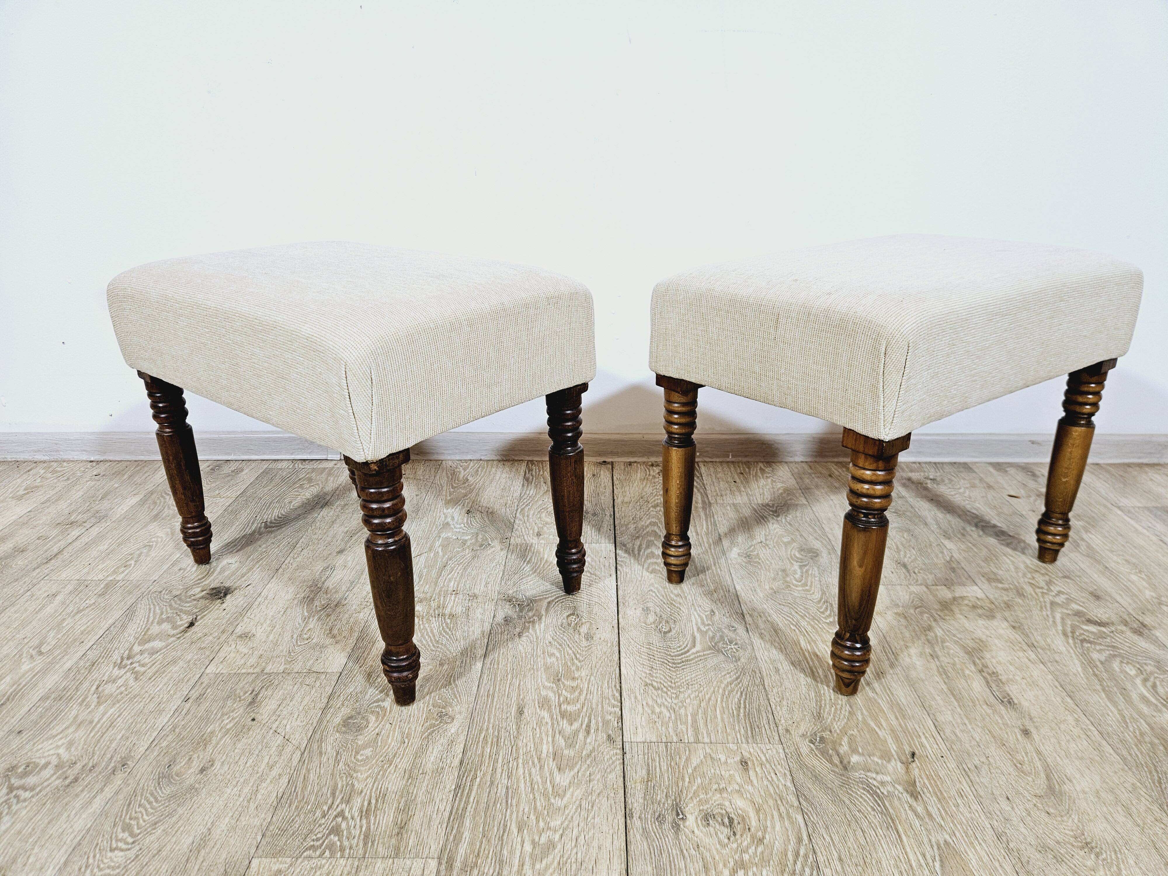 Paire de poufs/stools rembourrés anglais du 19ème siècle.