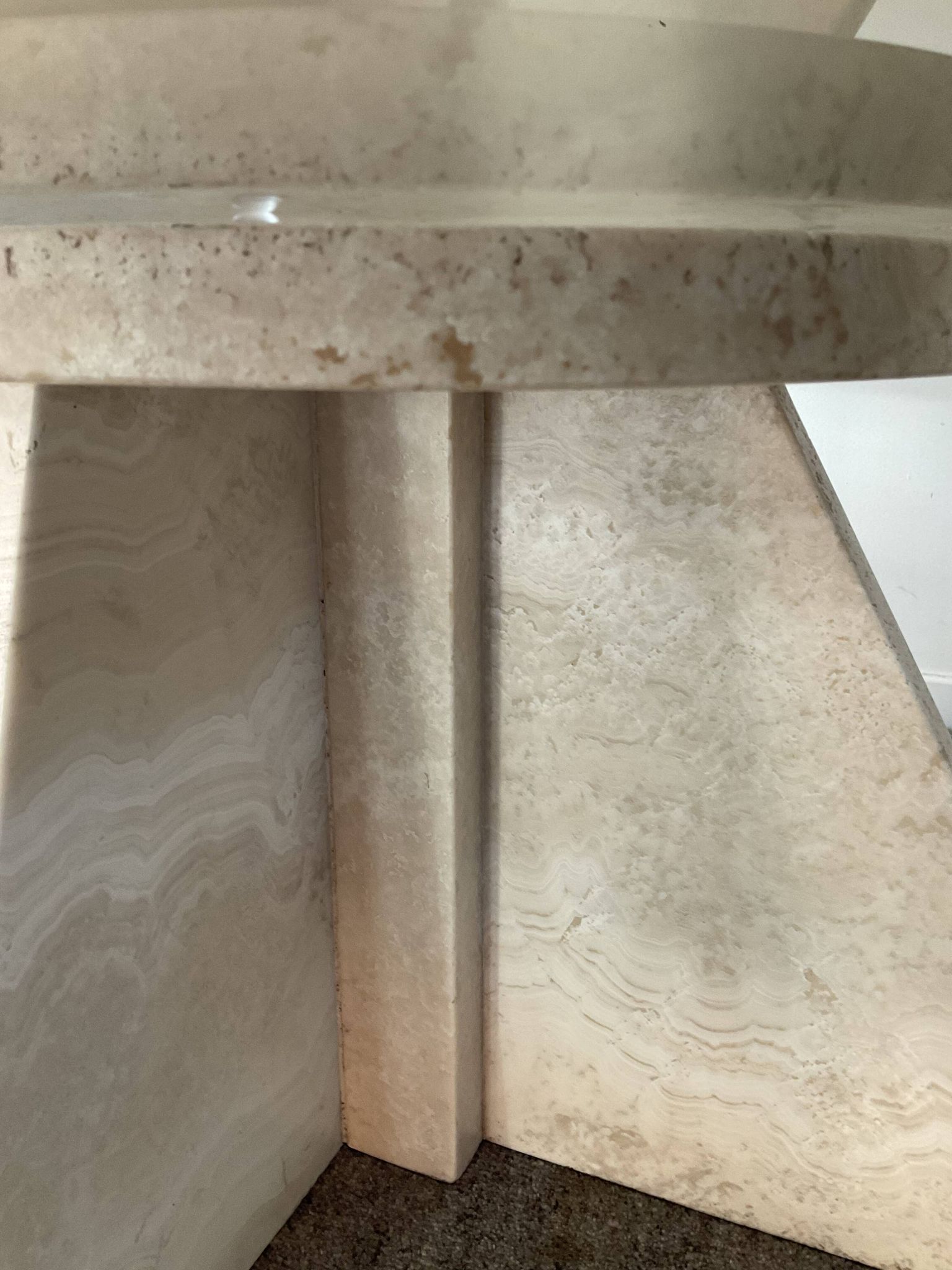 Table basse vintage en travertin et verre fumé années 70